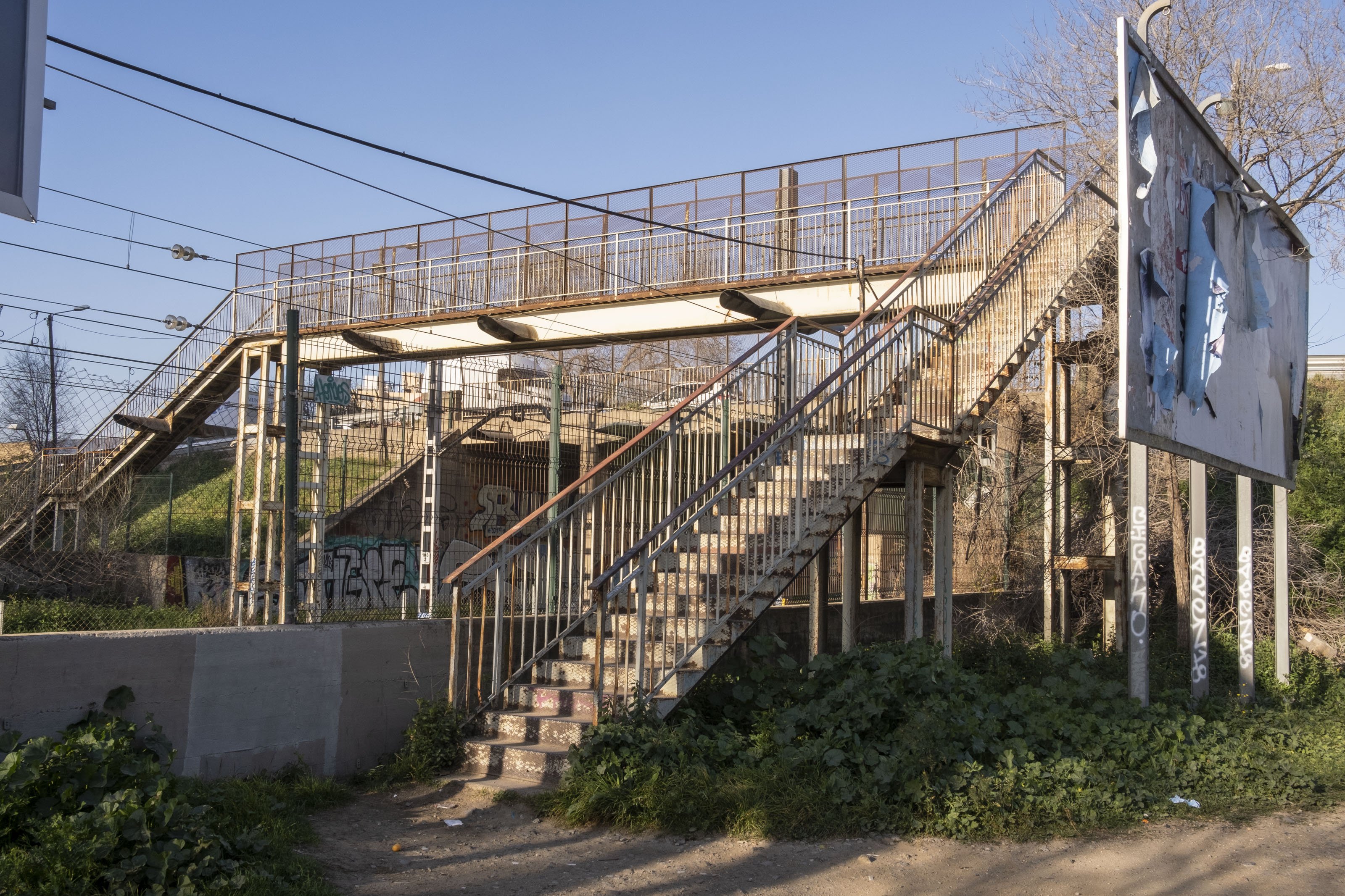 Adiós a la sórdida pasarela de la calle Santander: empiezan las obras del nuevo puente