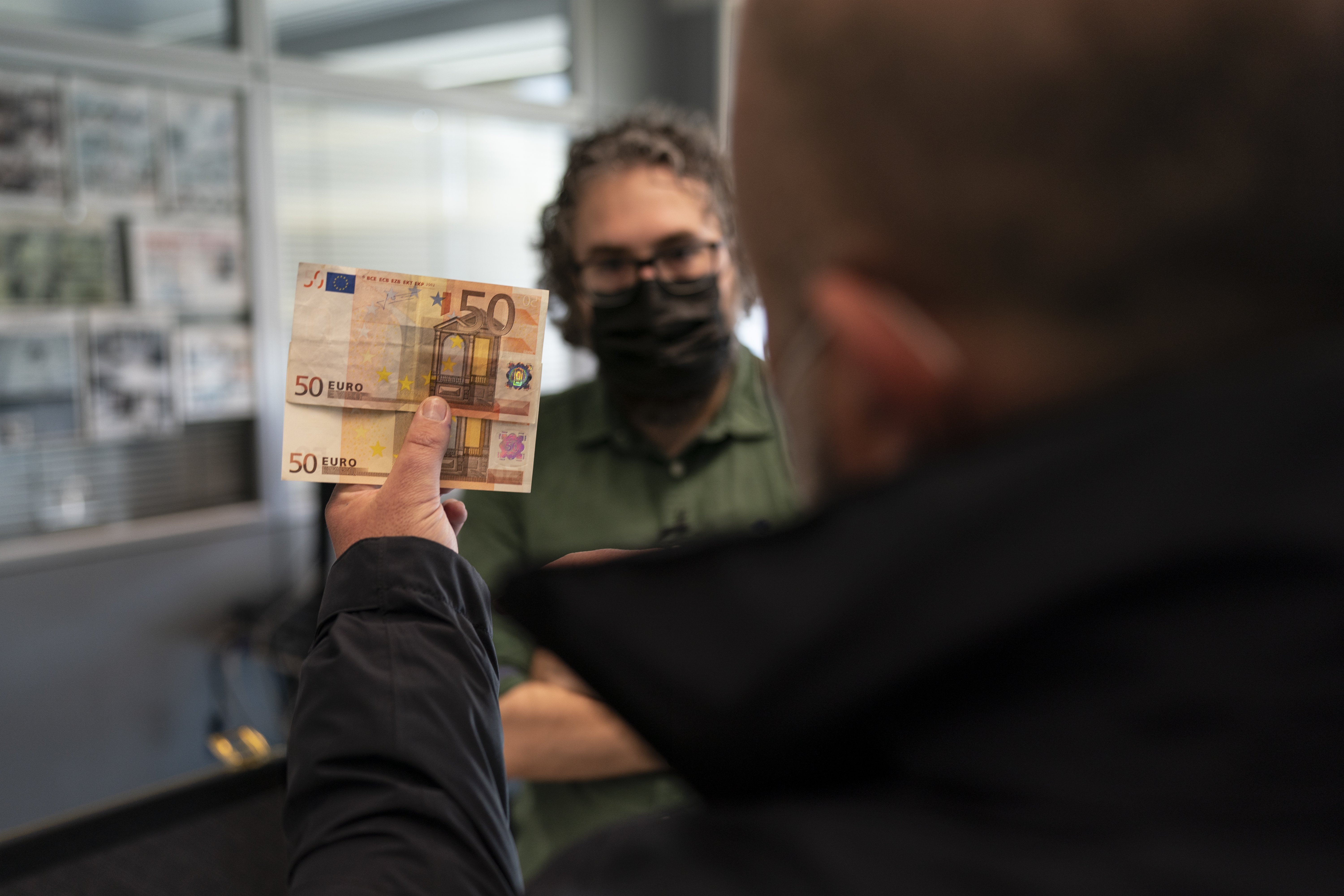 Los trucos para identificar los billetes falsos: Los