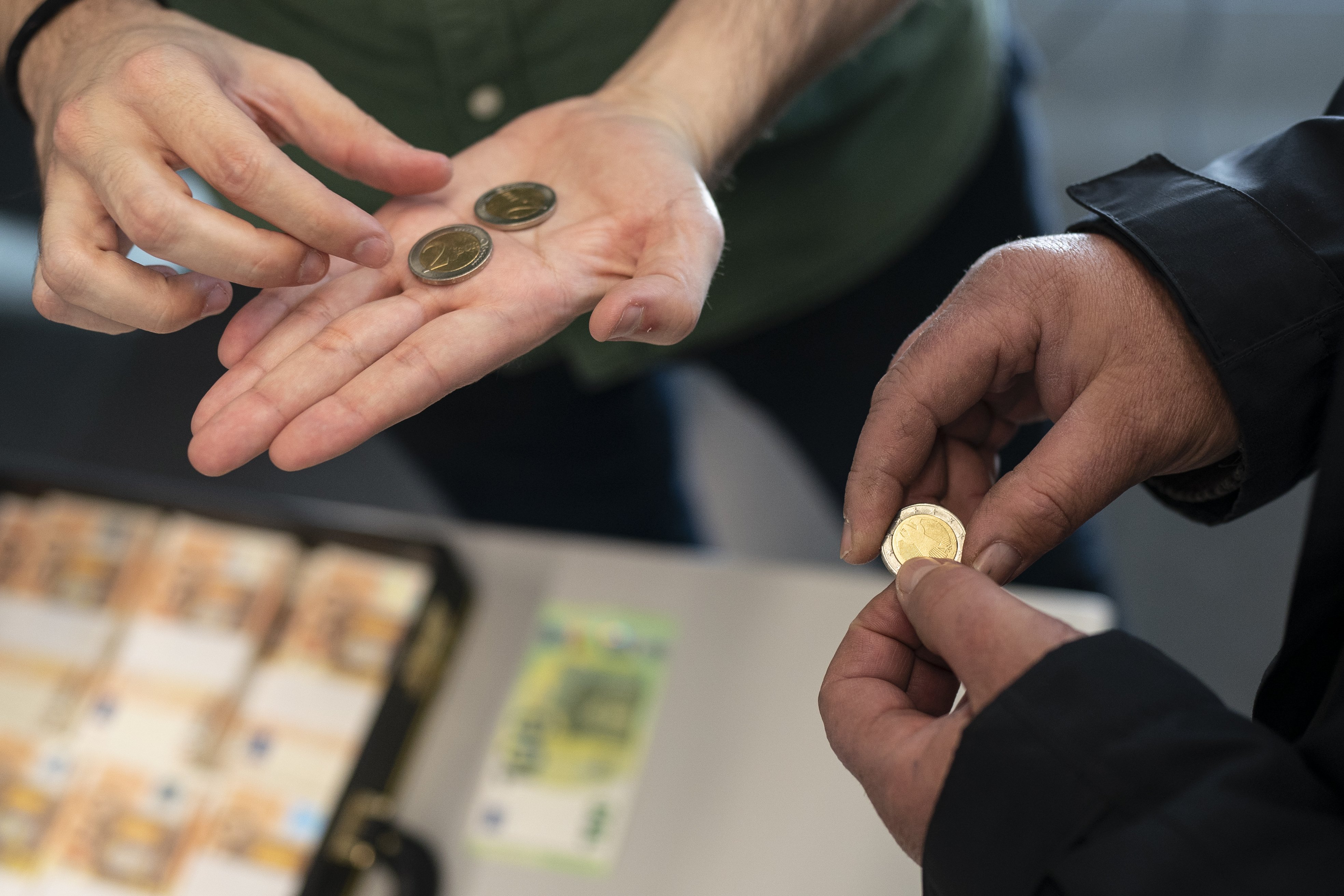 VÍDEO | Las monedas de euro falsificadas ya circulan por Catalunya: truco para detectarlas