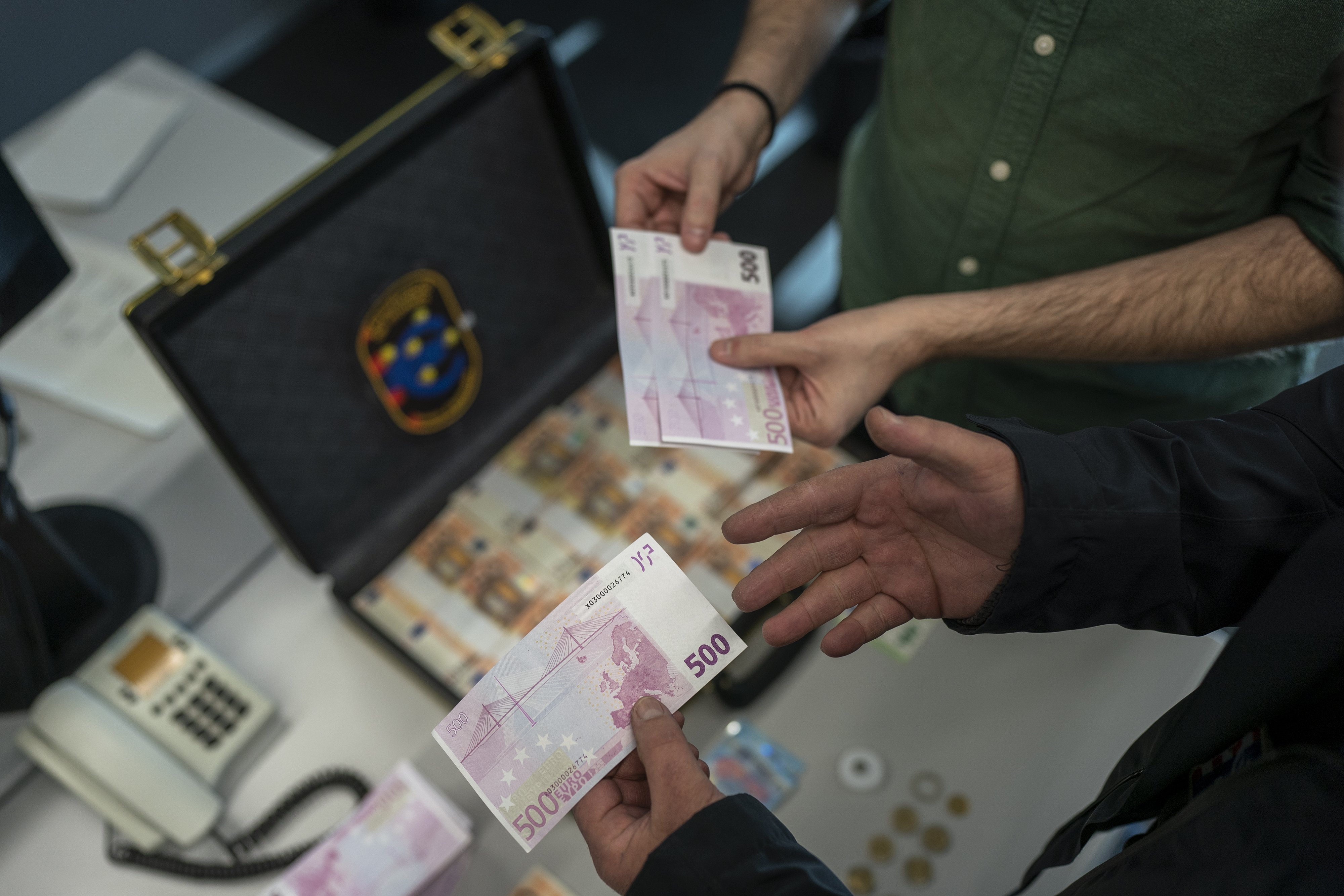 Cada vez es más fácil conseguir billetes de euro falsos: se pueden comprar desde el sofá