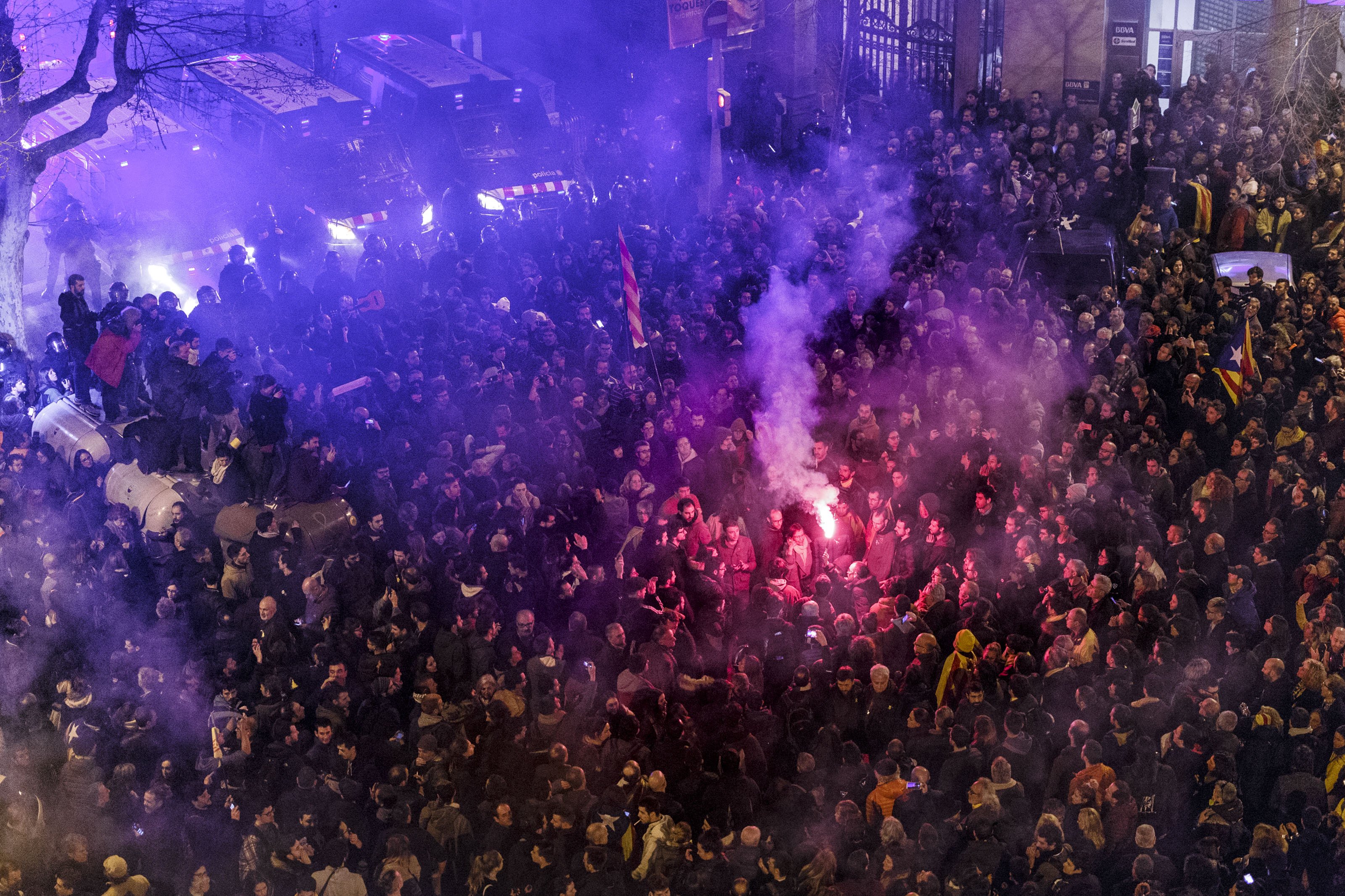 CUERPO Mossos de escuadra BRIMO manifestación bengala furgones - Sergi Alcàzar