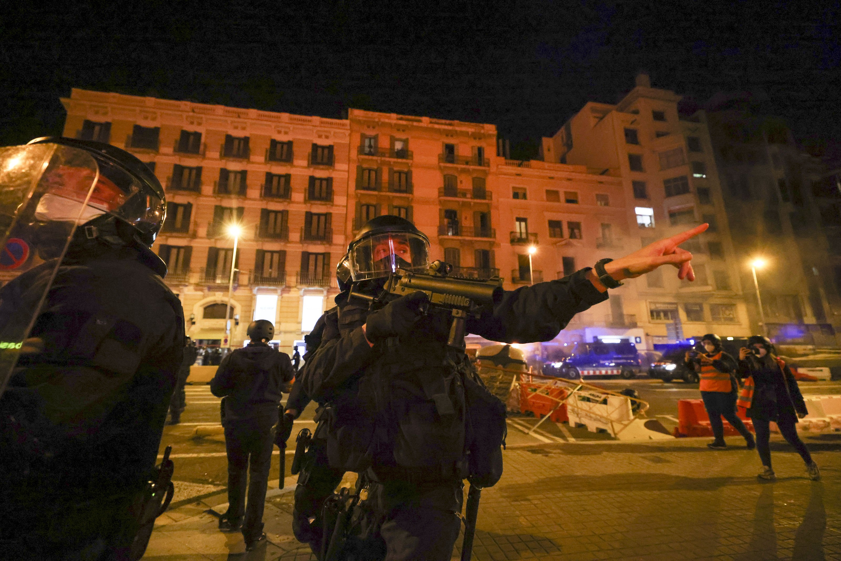 Los Mossos ponen en duda que una bala de foam hiriera a una joven en el cráneo