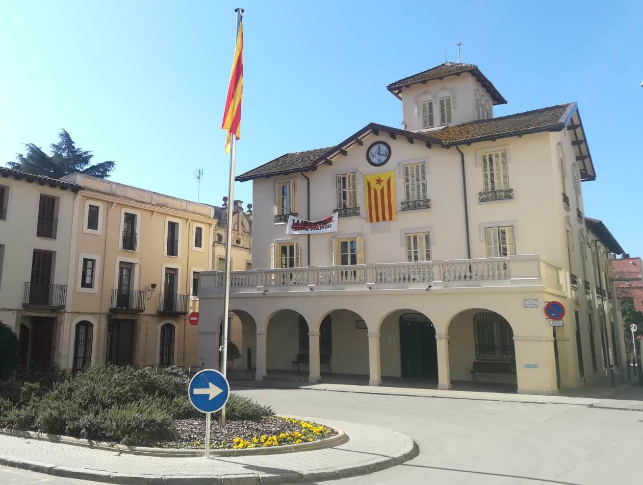 El TSJC ordena colgar la bandera española en el Ayuntamiento de Cardedeu