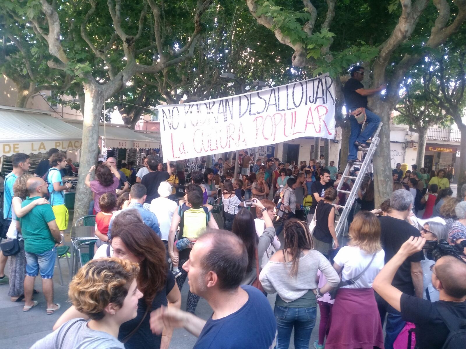 Manifestació a Premià de Mar pel desallotjament de Can Sanpere