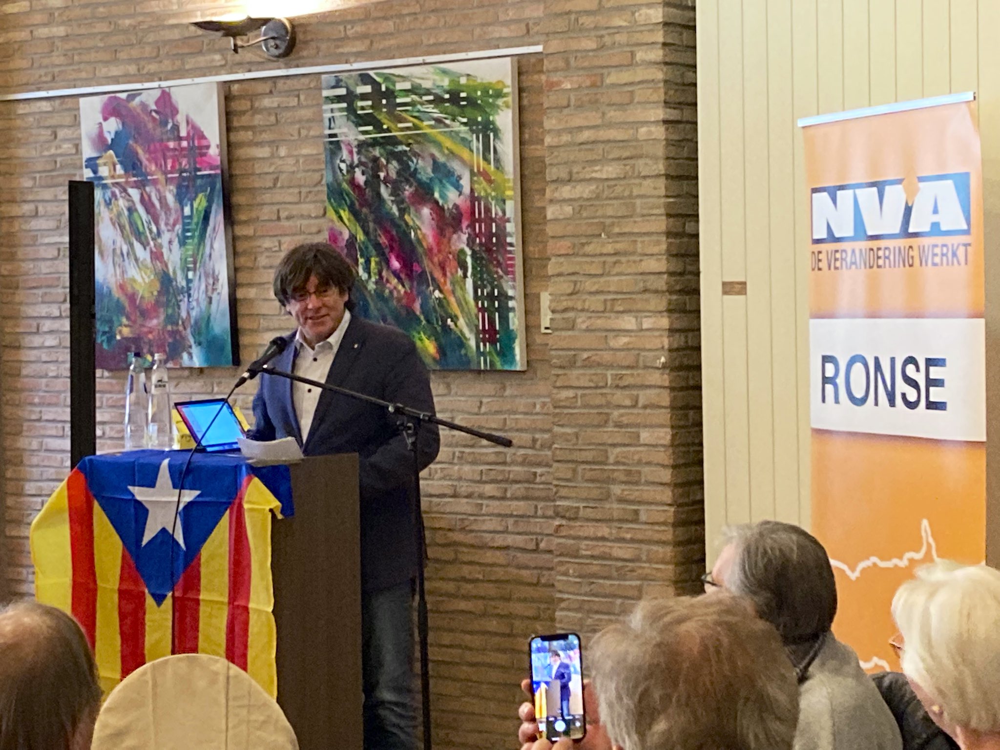 Puigdemont explica a Flandes: "Fins i tot era il·legal posar els noms en català"