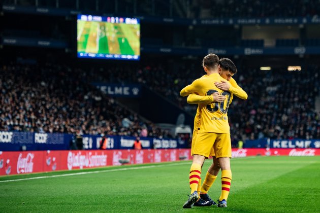 pedri gavi fc barcelona abrazo rcde stadium europa press