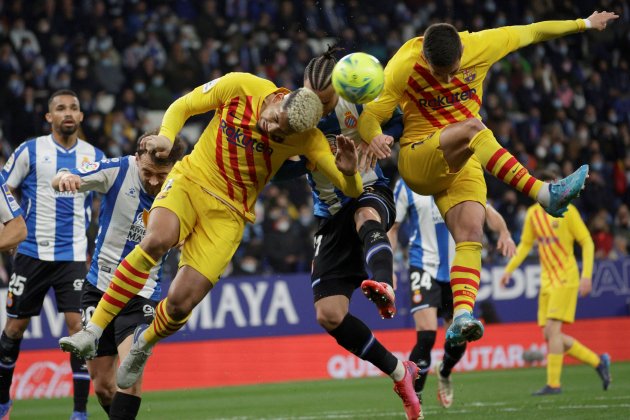 araujo ferran torres espanyol fc barcelona efe