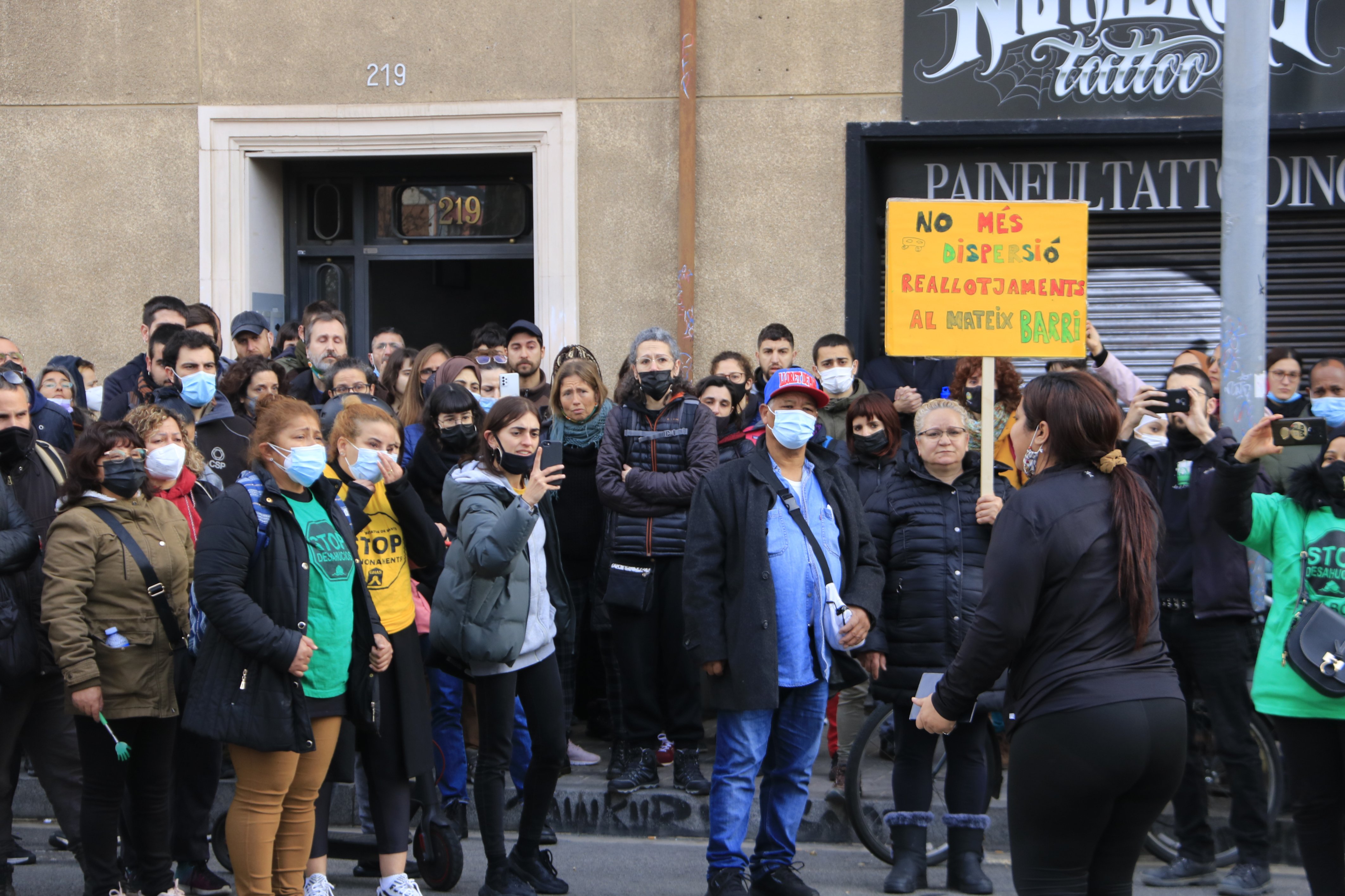 Barcelona triplica el nombre de professionals per evitar desnonaments