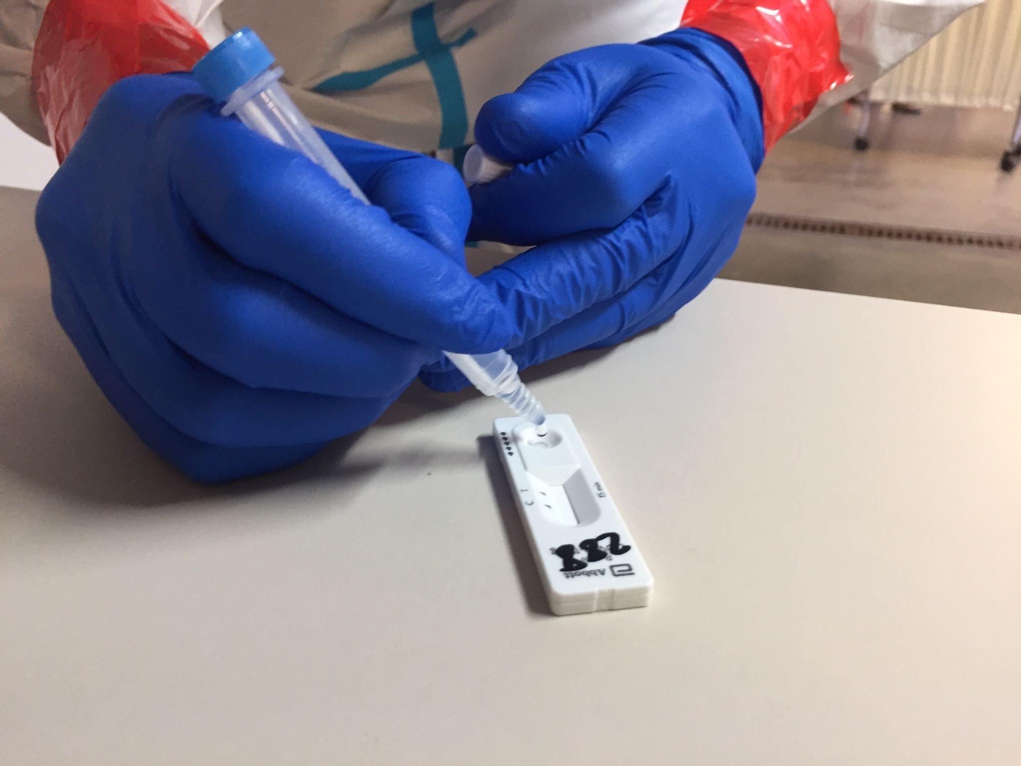 Crean un dispositivo que utiliza luz para detectar la covid en la saliva