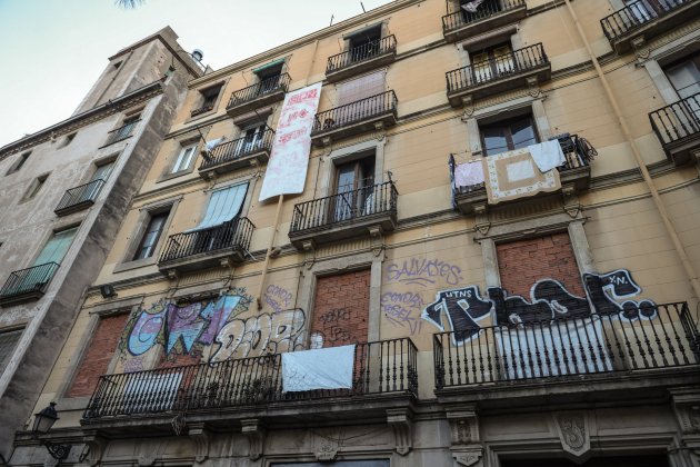 col·lectiu Resistim al Gòtic vivienda assemblea pancarta edificio tapiado ocupación okupa - Sergi Alcàzar