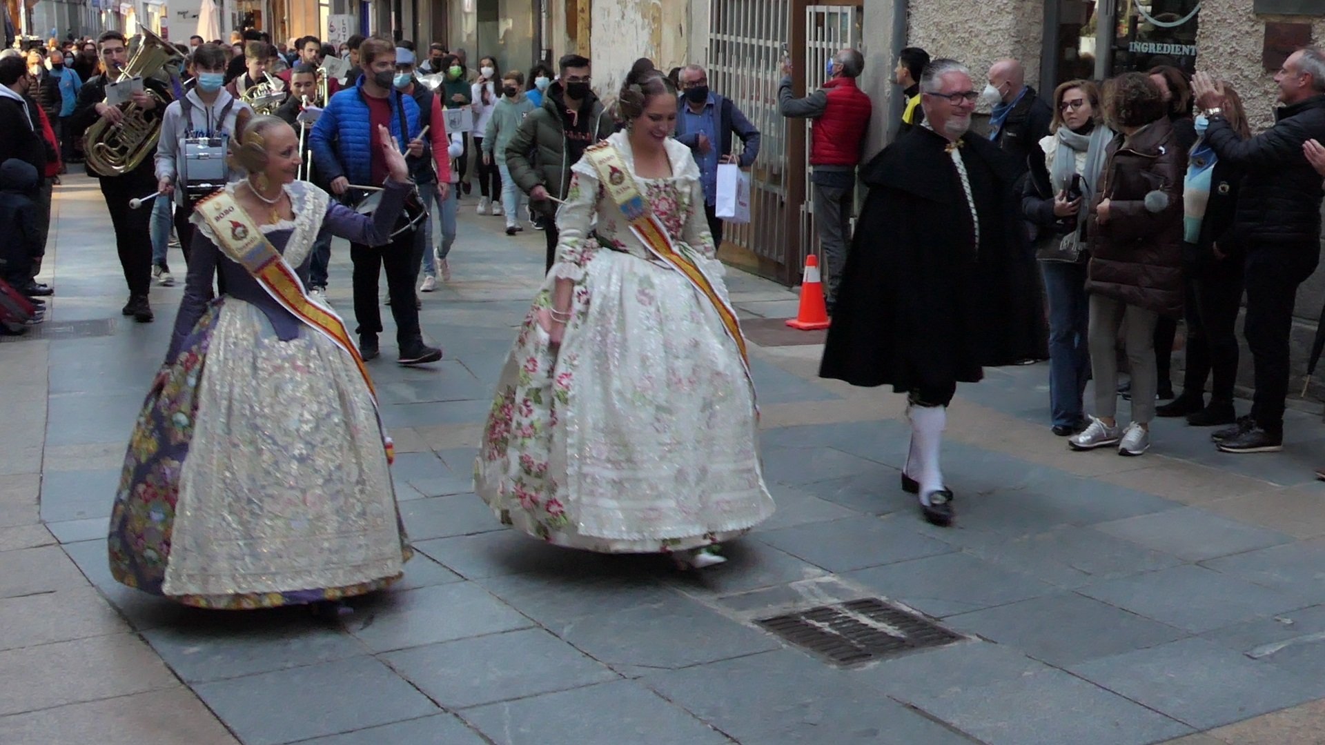 La denuncia de una pareja de lesbianas: las Fallas discriminan el traje por género