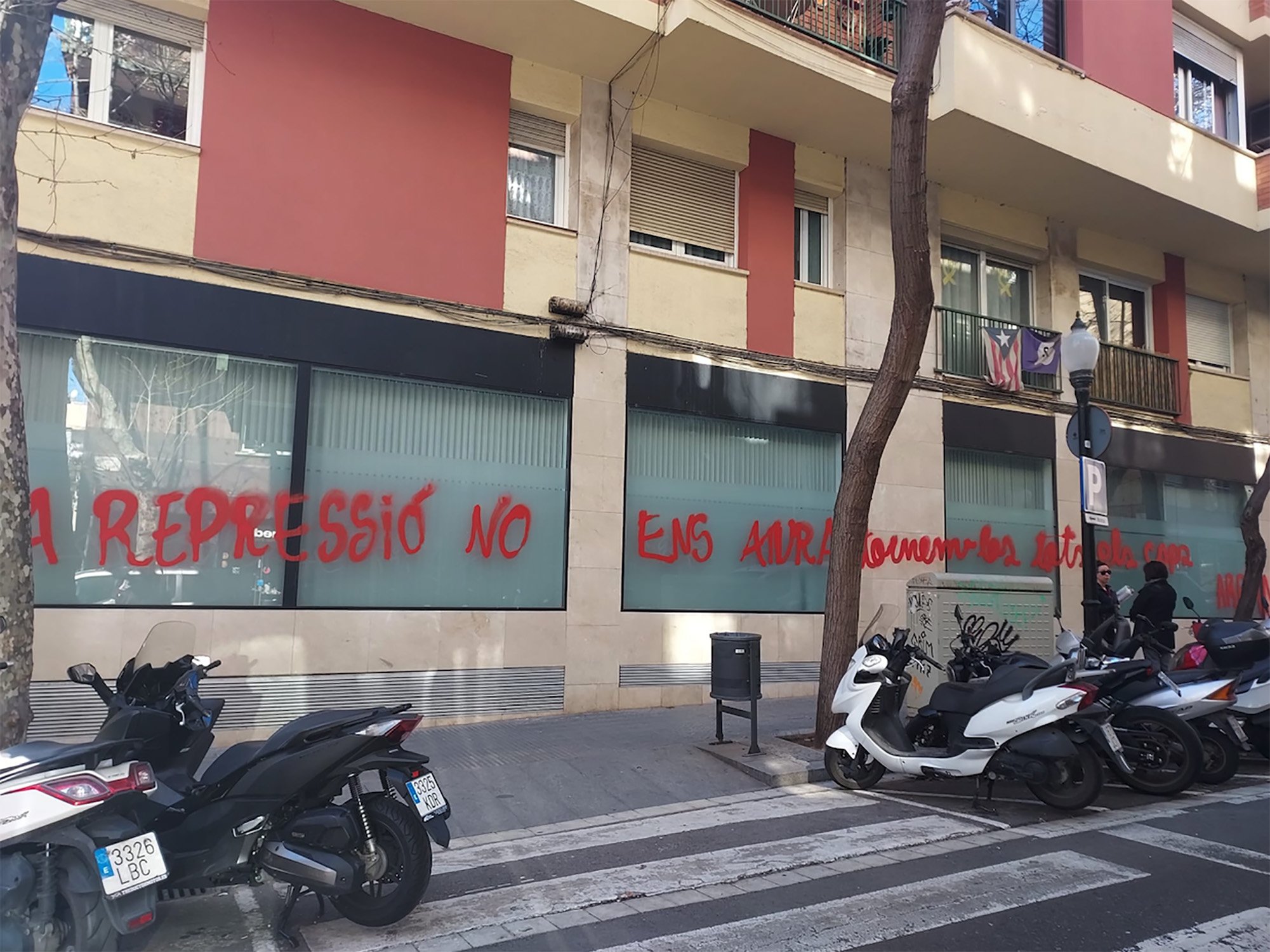 Atacan la sede de uno de los sindicatos mayoritarios de los Mossos: “Tornem-los tots els cops”