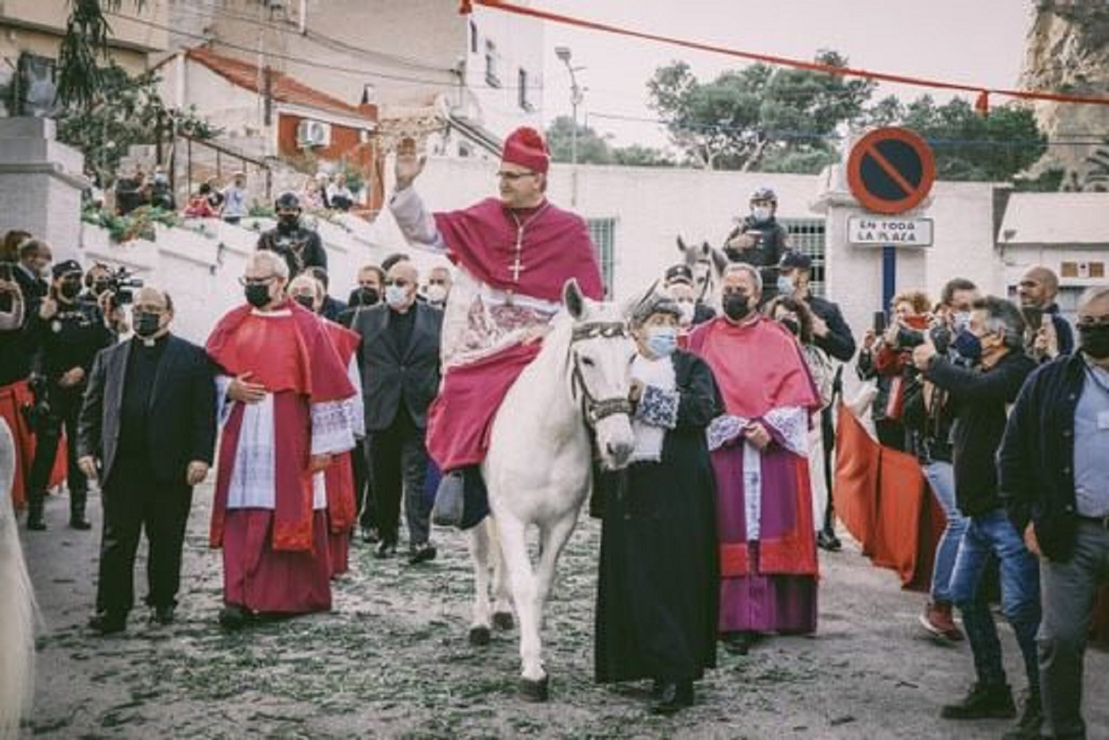 Munilla, homófobo y machista, nuevo obispo de Orihuela, presentado sobre un burro