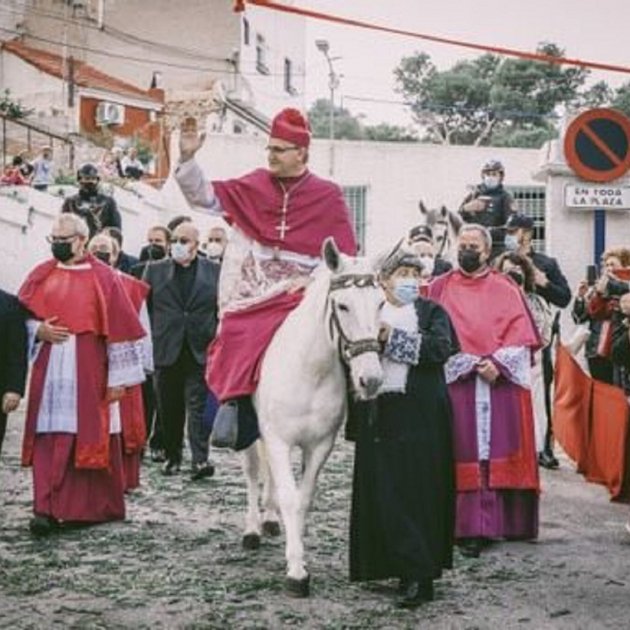 Munilla, homòfob i masclista, nou bisbe d'Oriola presentat dalt d'un burro