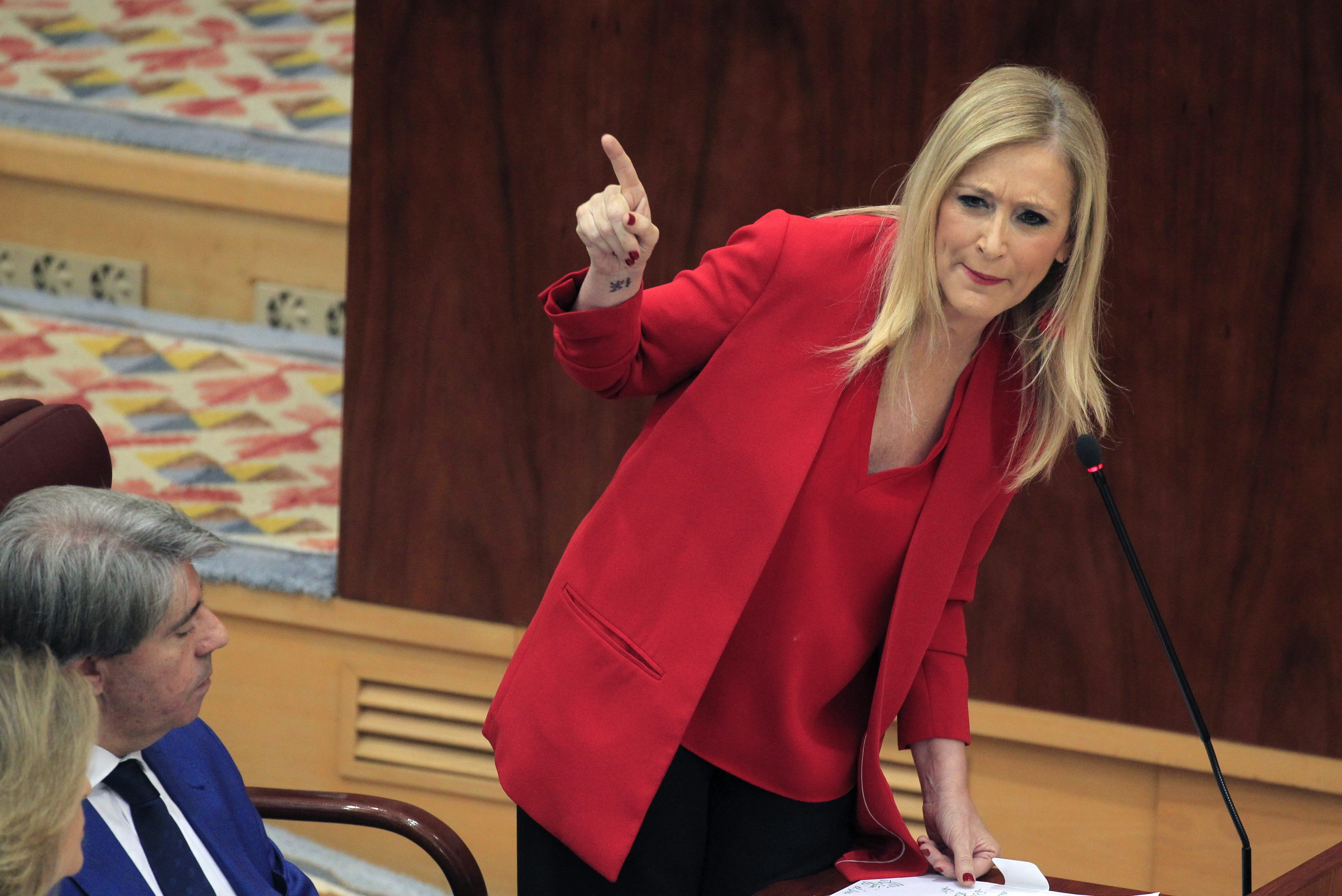 Cifuentes acusa Podemos de portar "pederastes i antics terroristes" a les llistes