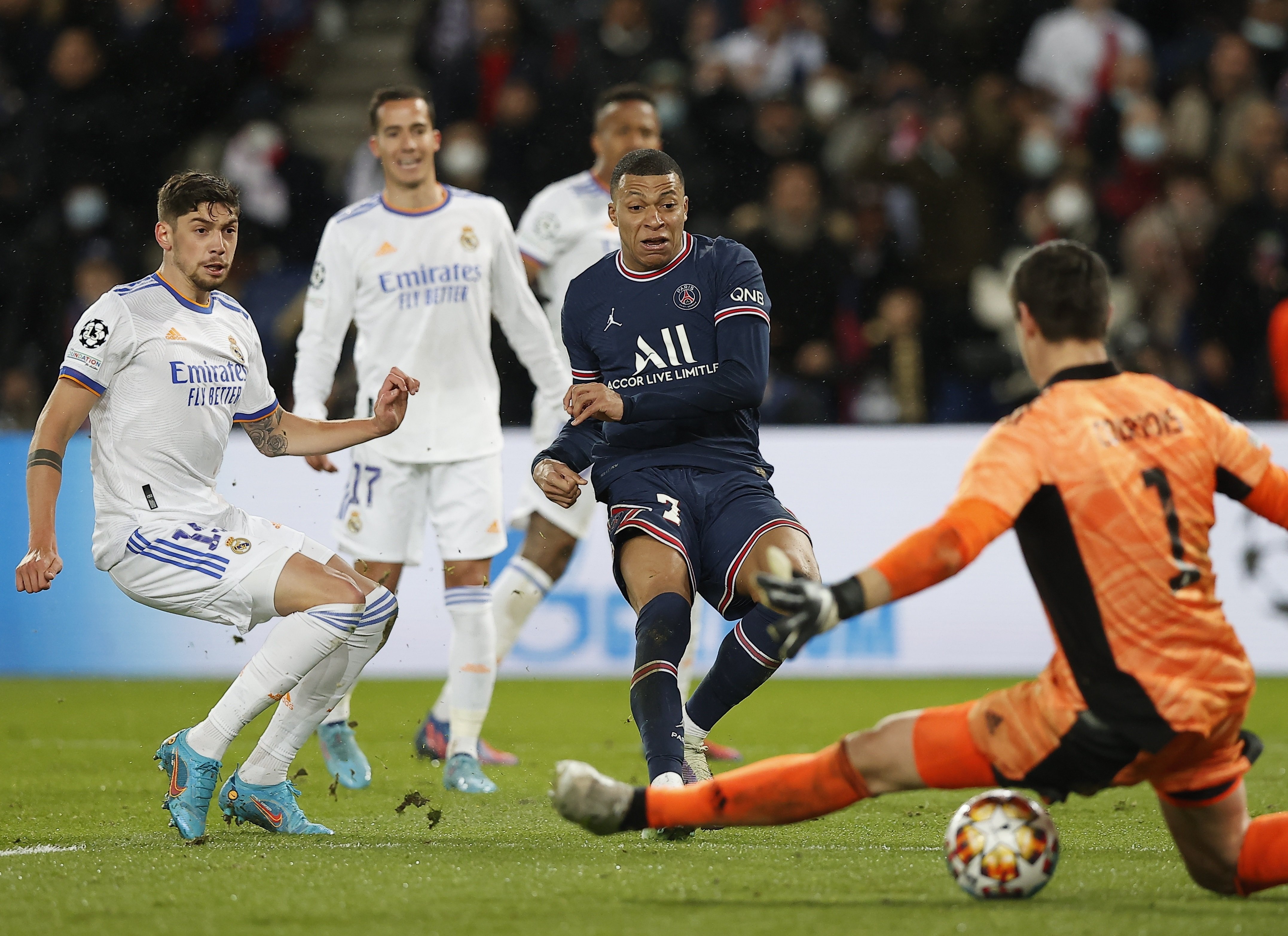Mbappé hace justicia en el descuento y el PSG supera al Real Madrid (1-0)