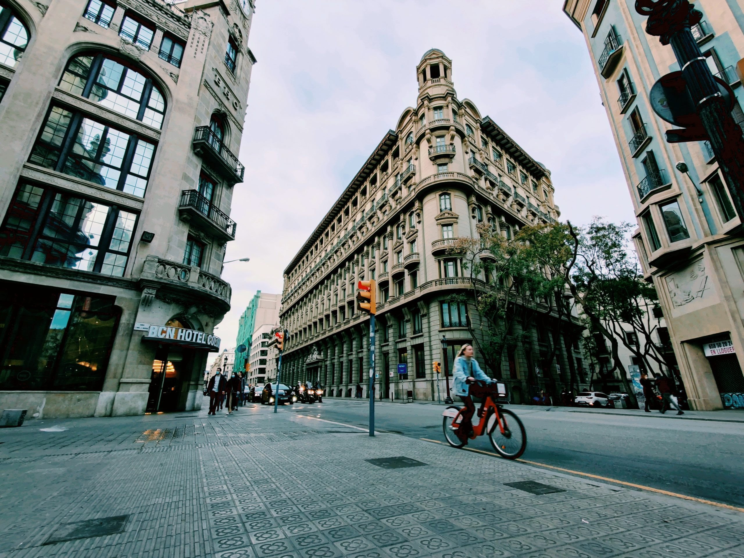 Movimiento de fichas en edificios municipales para crear más vivienda pública en el Gòtic
