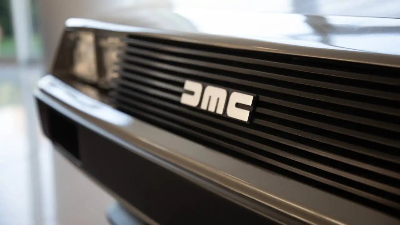Com un Telsa, el DeLorean DMC de 'Regreso al futur' torna convertit en un cotxe elèctric