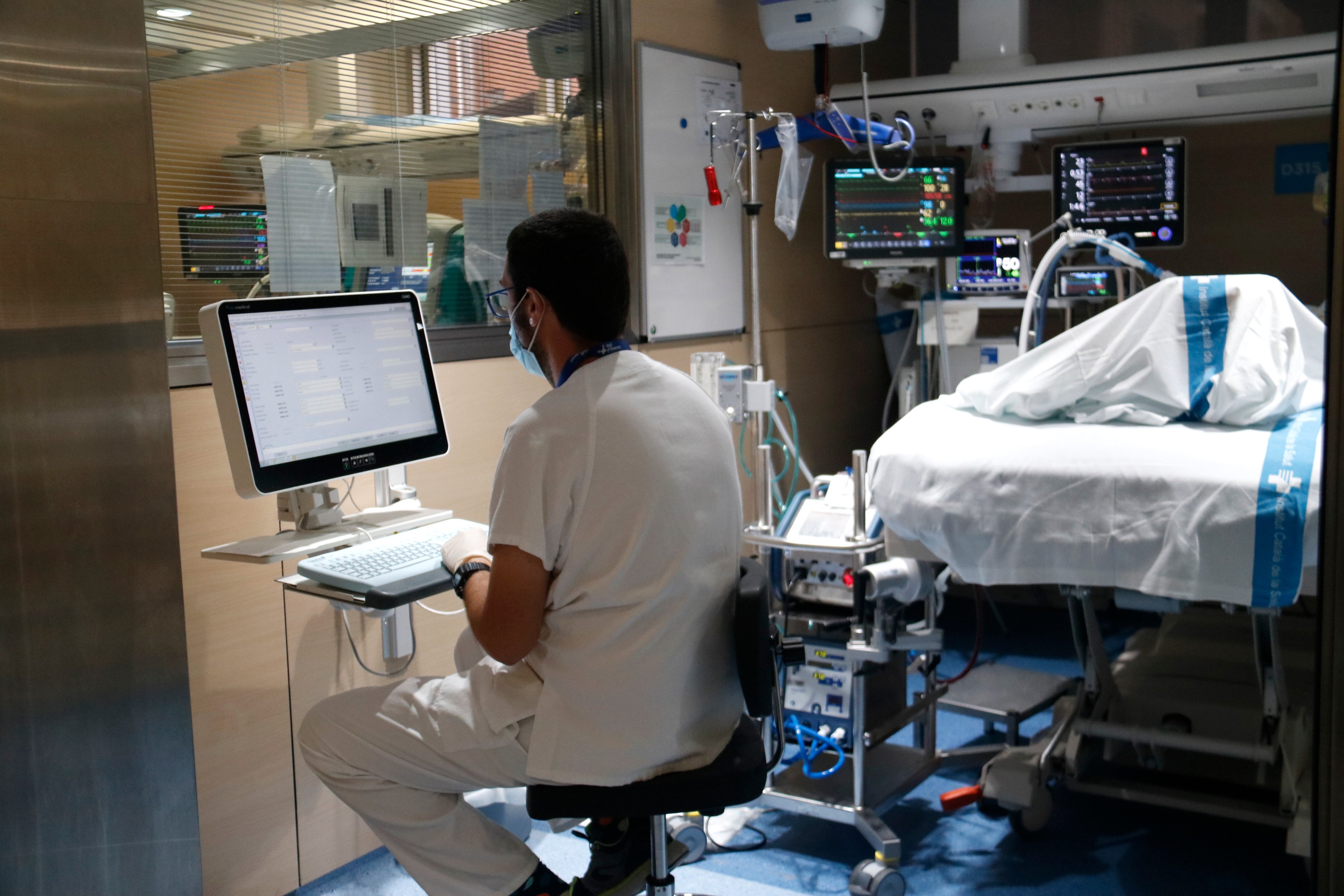 Covid Catalunya: los ingresos en los hospitales se estancan a la baja
