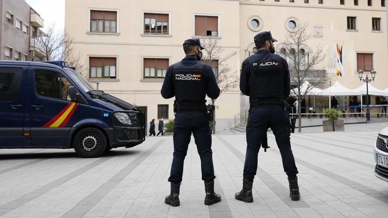 Una mujer de Terrassa denuncia a la policía española por haberla detenido por hablar catalán