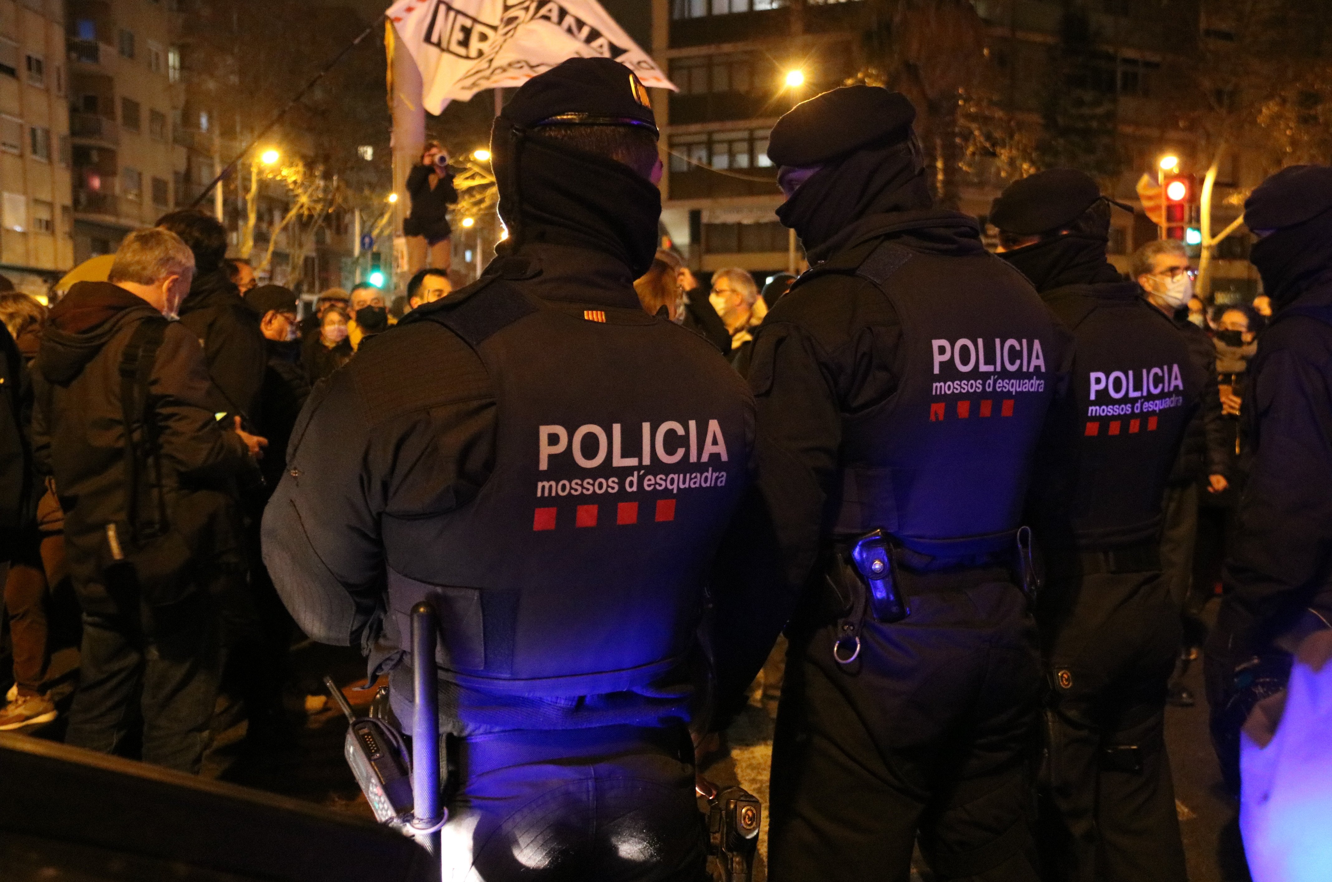 Los Mossos desalojan el corte de la Meridiana por tercer día consecutivo