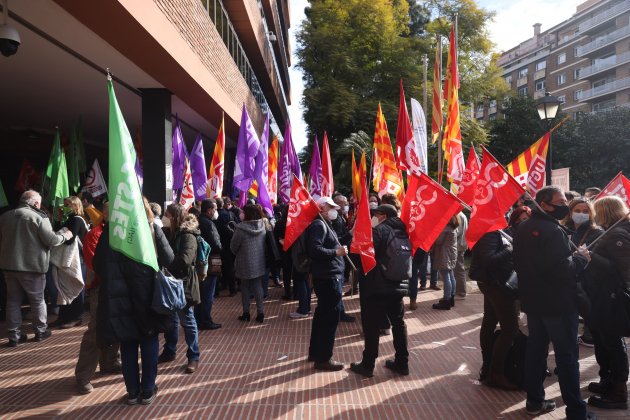 Concentración delante del consejo de educación, sindicatos miedo cambio de calendario ambiente - Sergi Alcàzar