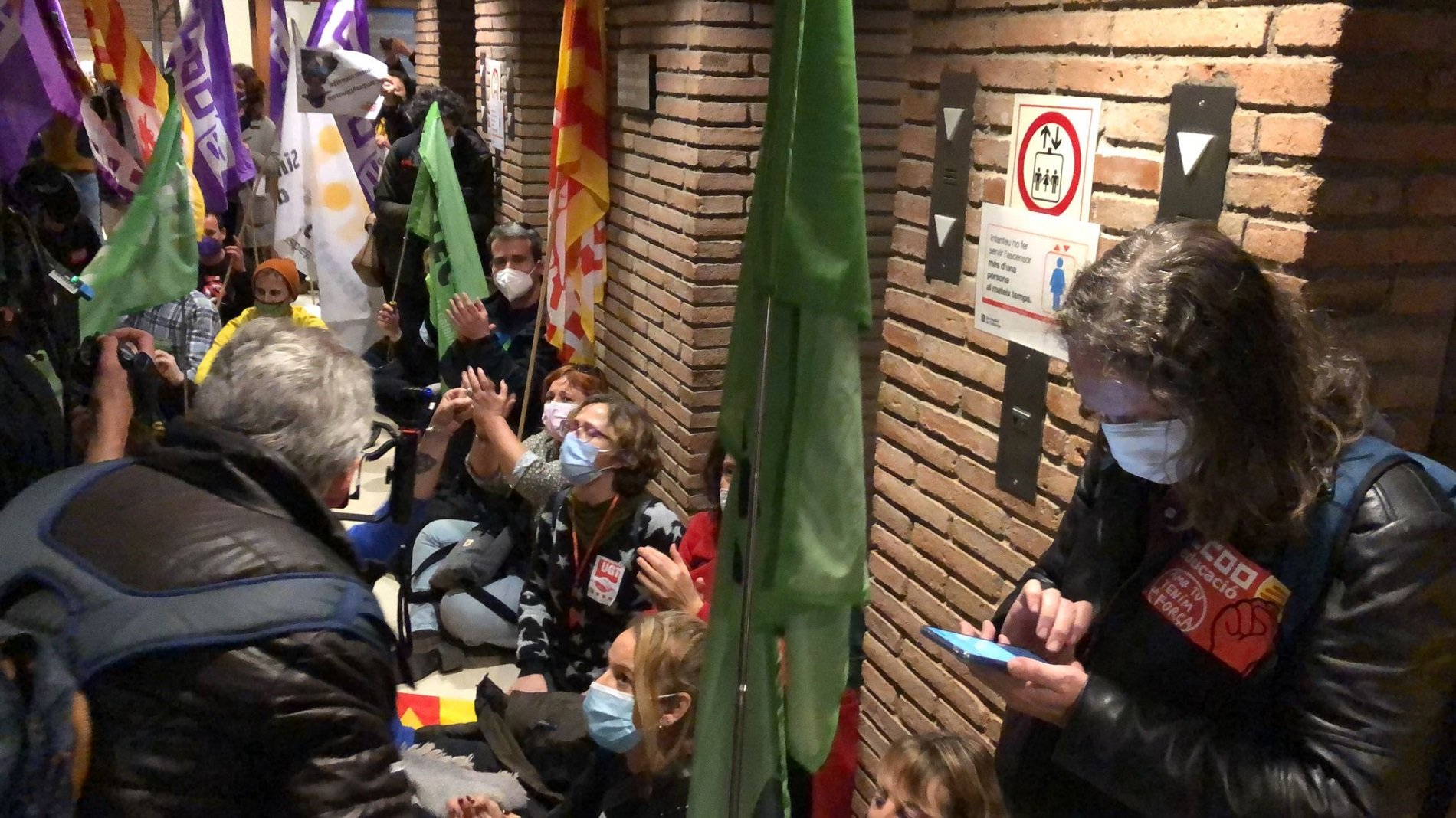 Sindicats ocupan departamento de educacio Abel Degà