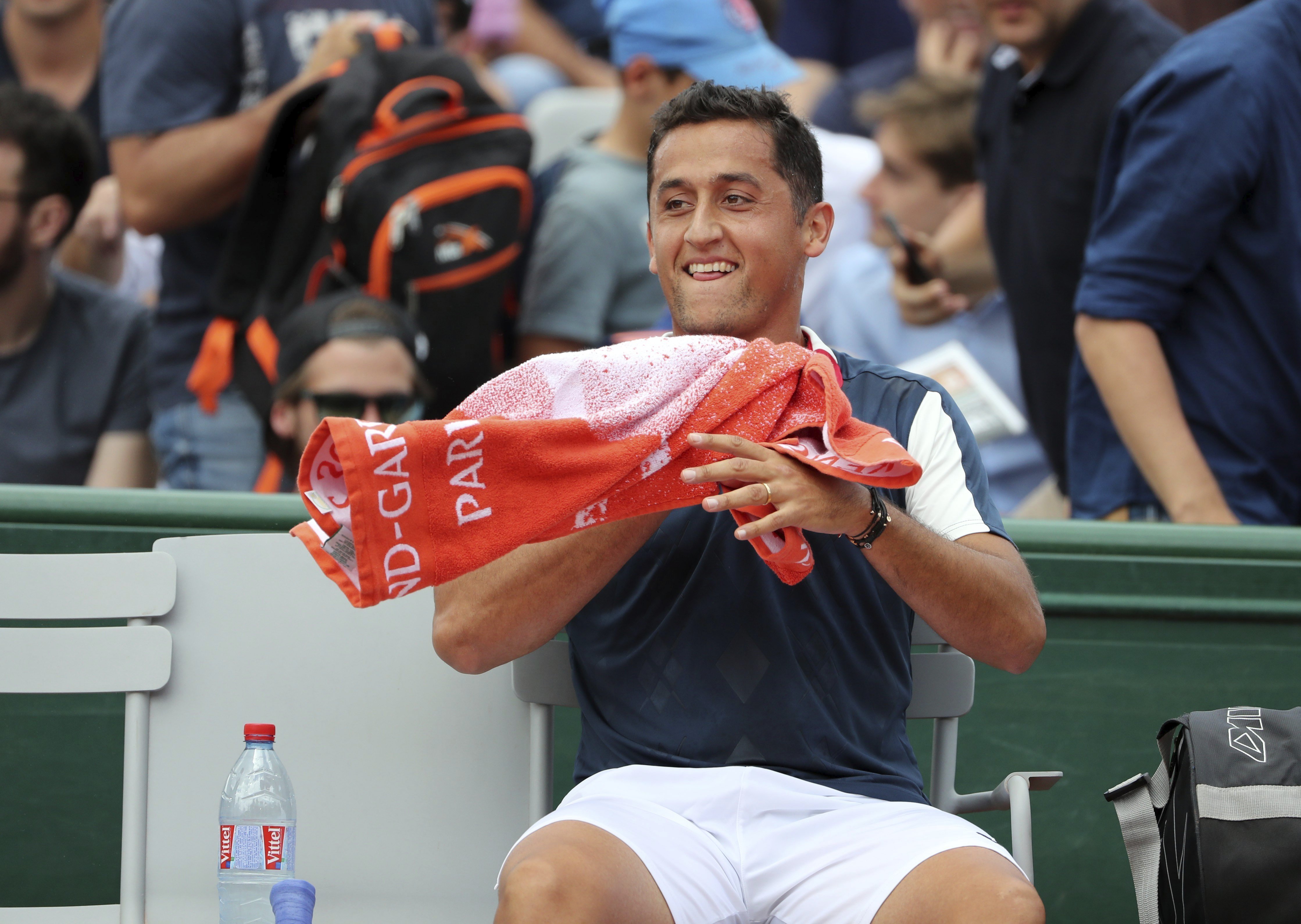 Nicolás Almagro rompe a llorar al lesionarse en Roland Garros
