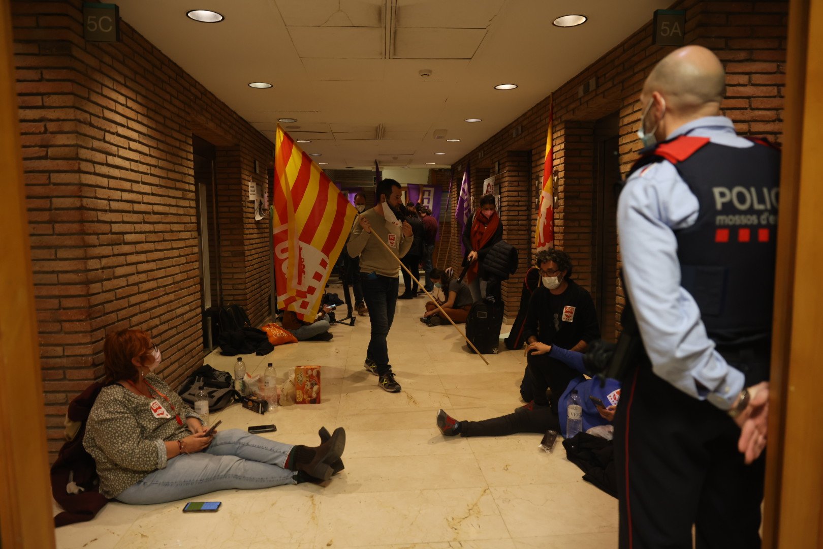 Los sindicatos ocupan la sede de Educació y piden la dimisión de Cambray