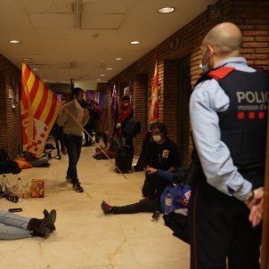 Los sindicatos ocupan la sede de Educació y piden la dimisión de Cambray
