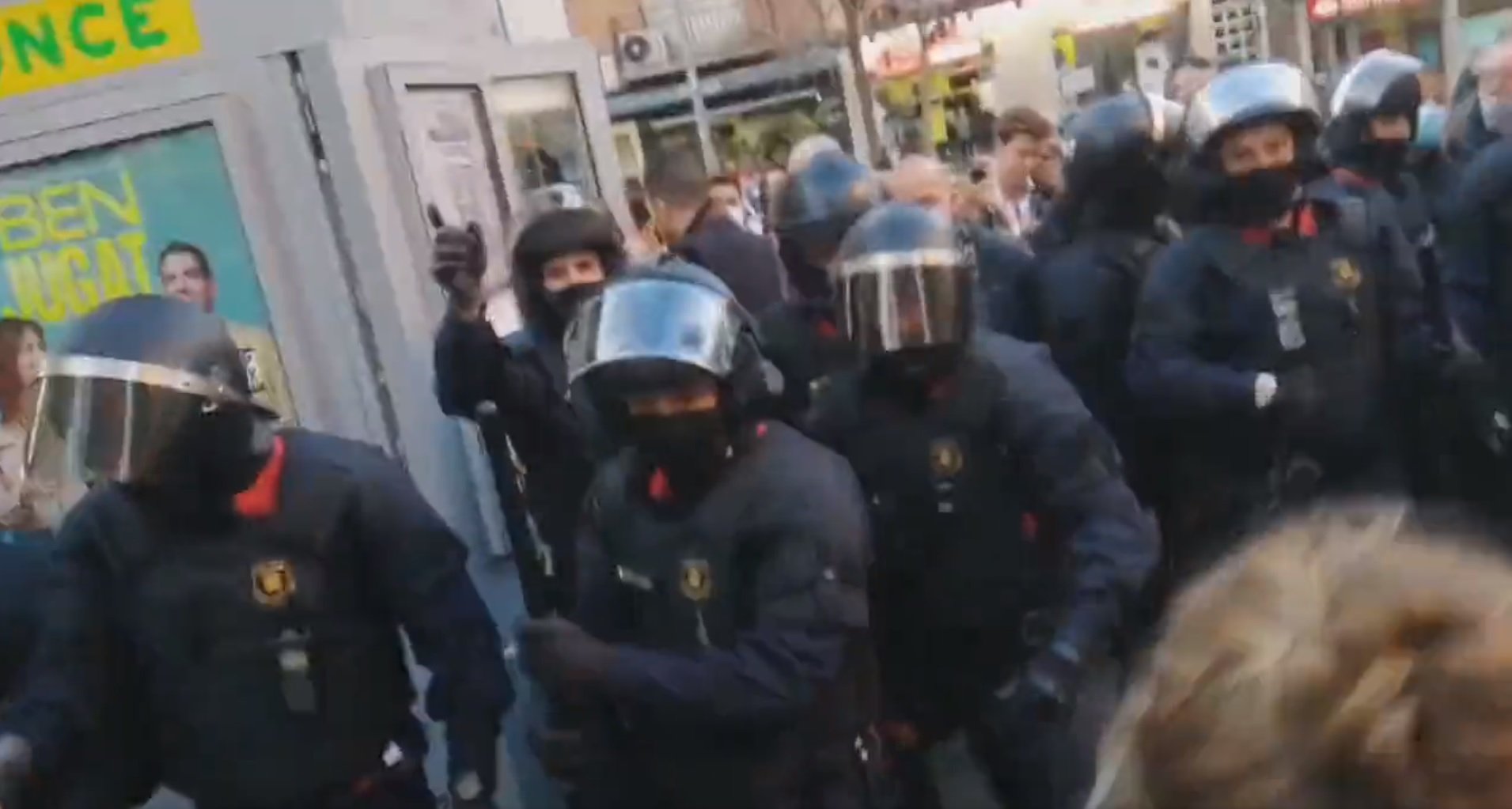 Tensión en Mataró: Vox planta una carpa y los vecinos responden con una protesta