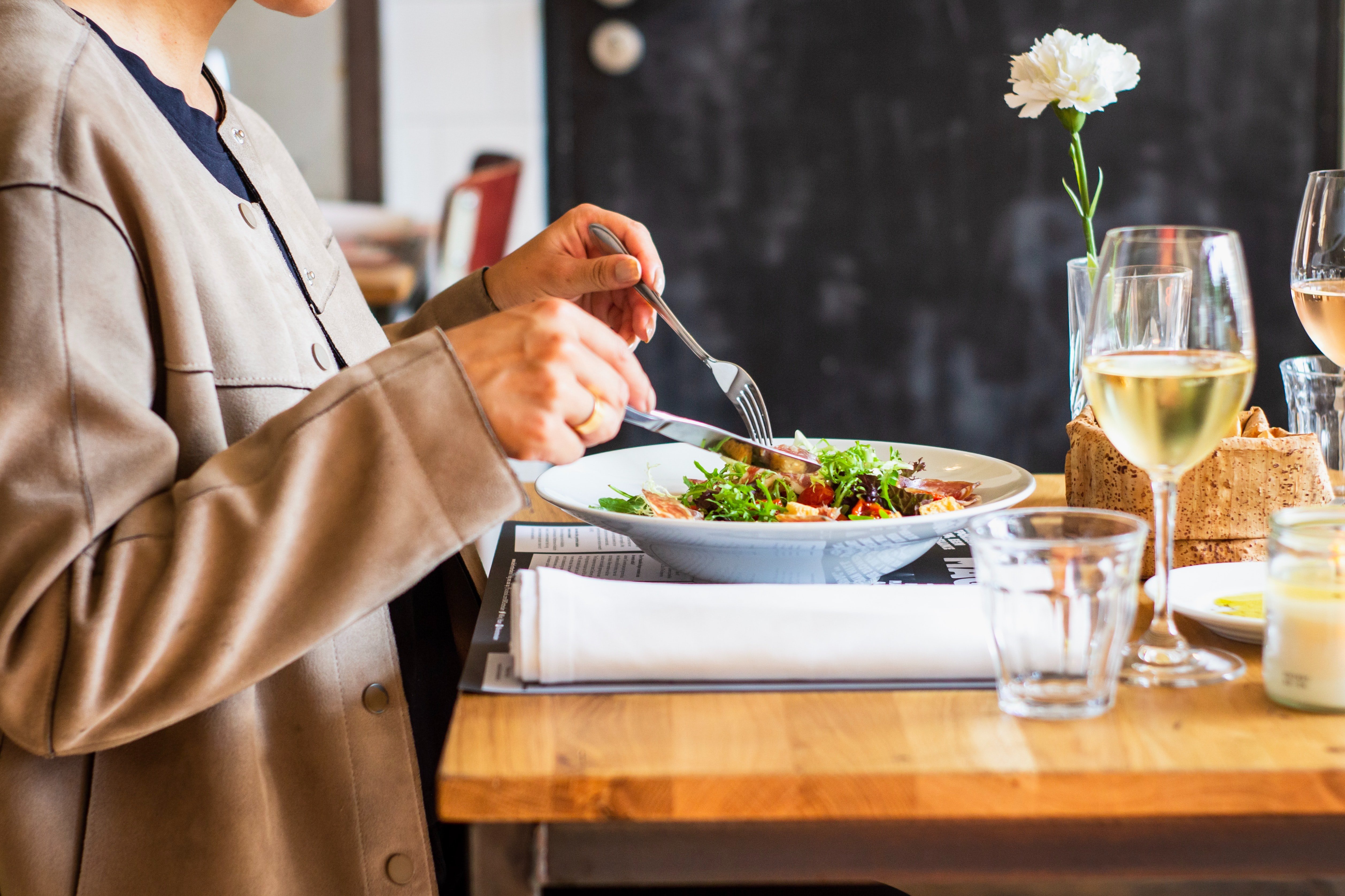 Mujer comiendo ensalada