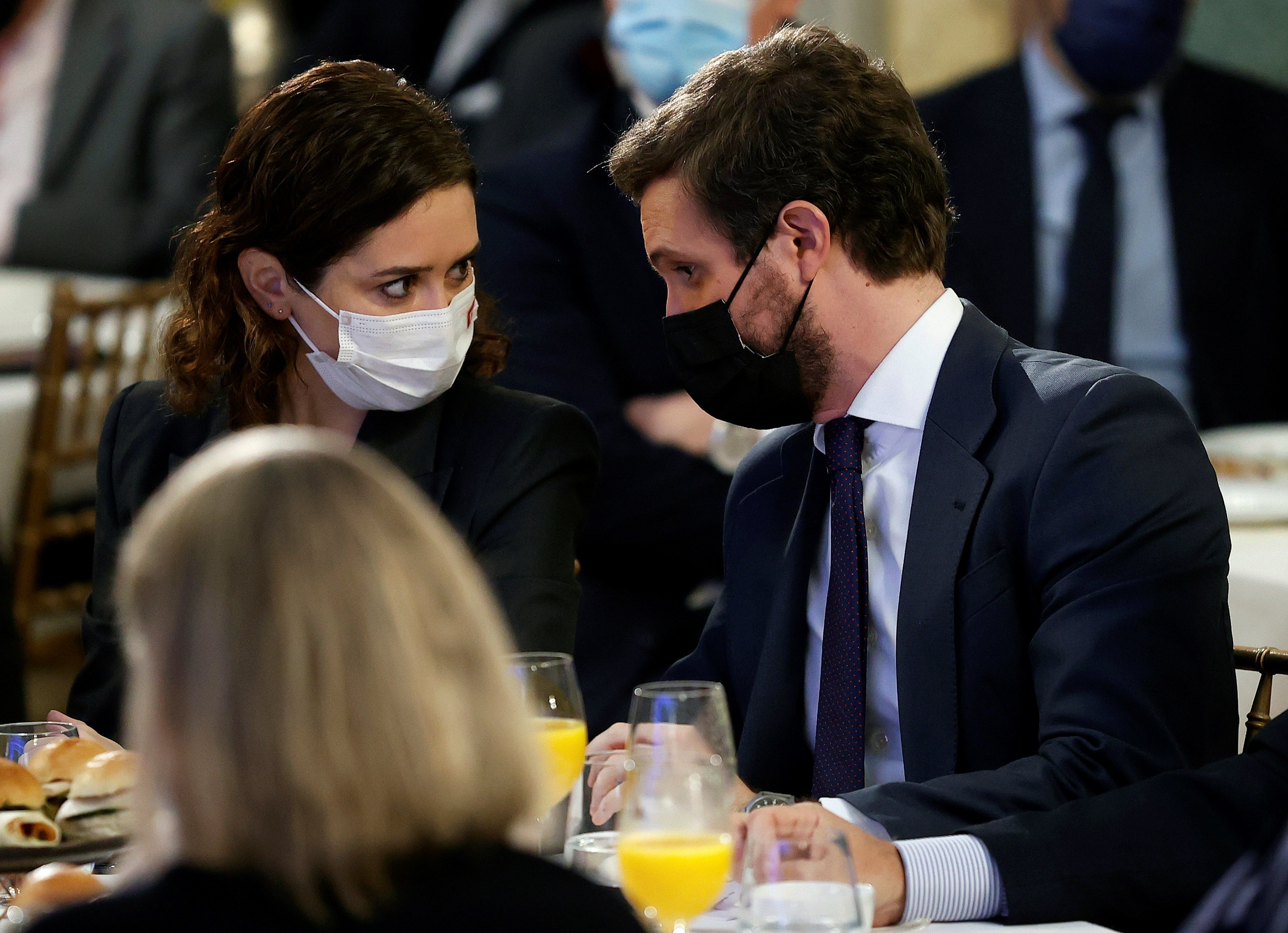 Casado cifra en 286.000 euros la comisión, Ayuso responde que lo desconoce