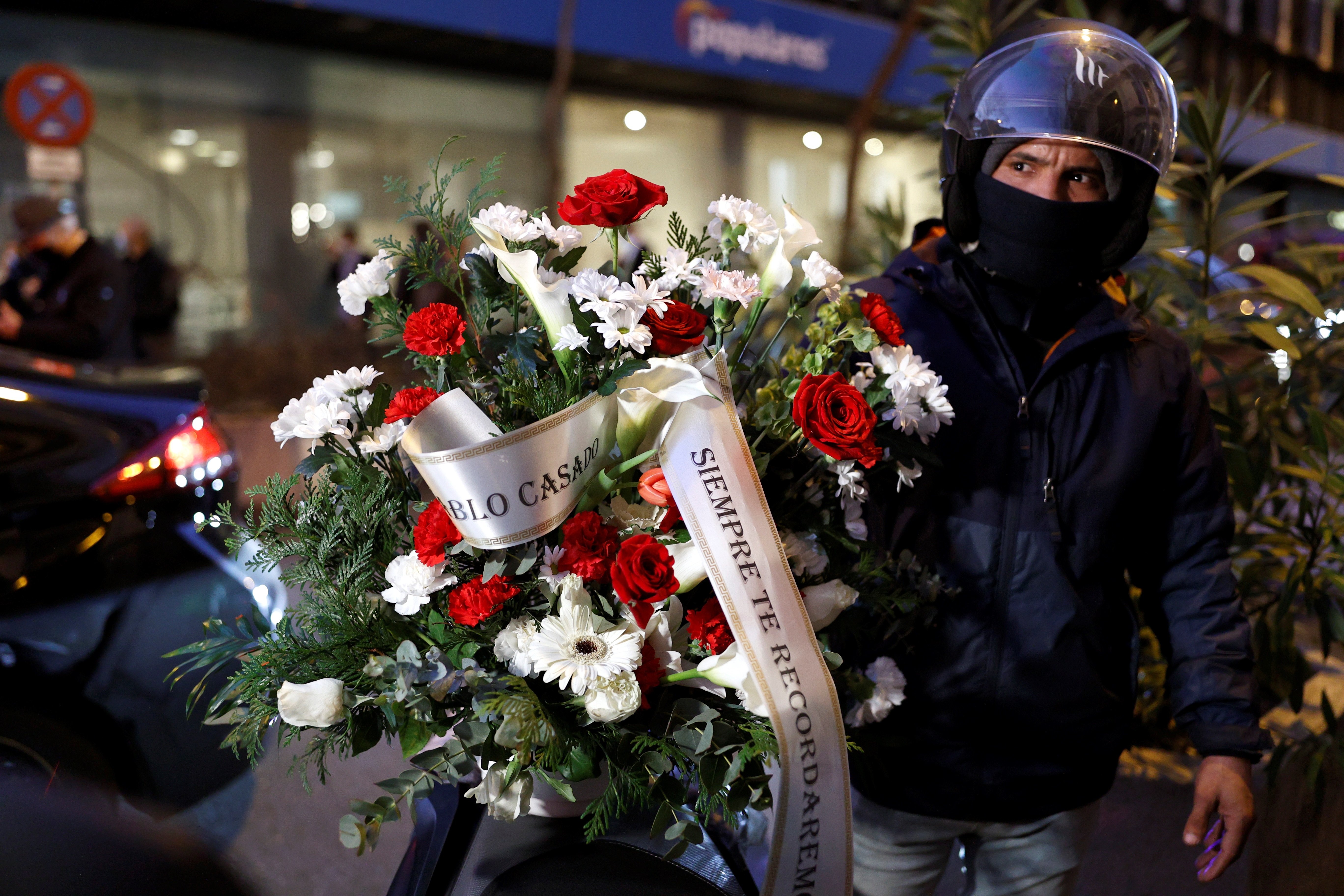 Mariachis y coronas de flores para Casado: concentración de 'ayusers' en Génova