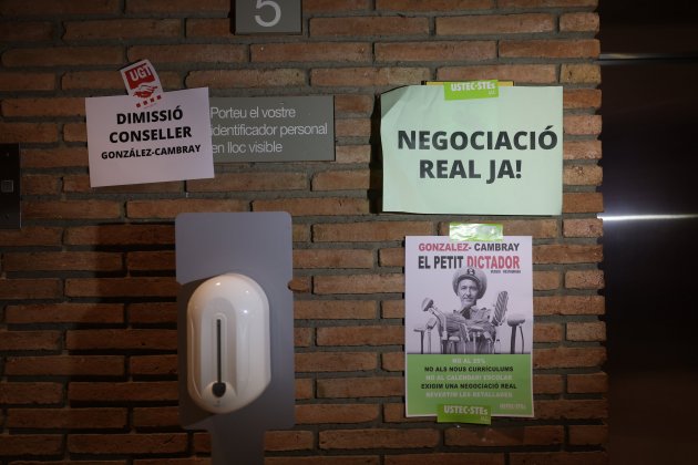 carteles conselleria d'educació interior, USTEC, ocupación sindicato, profesores - Sergi Alcàzar