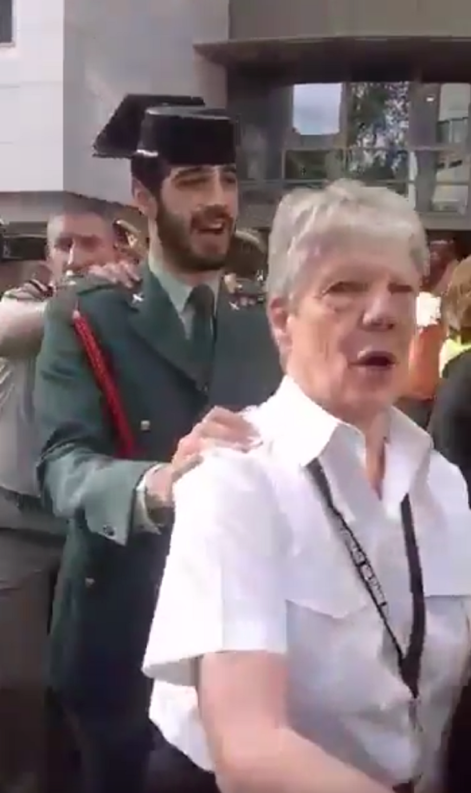 VÍDEO: L'esperpèntica conga amb el 'Viva España' de la Guàrdia Civil a Lourdes