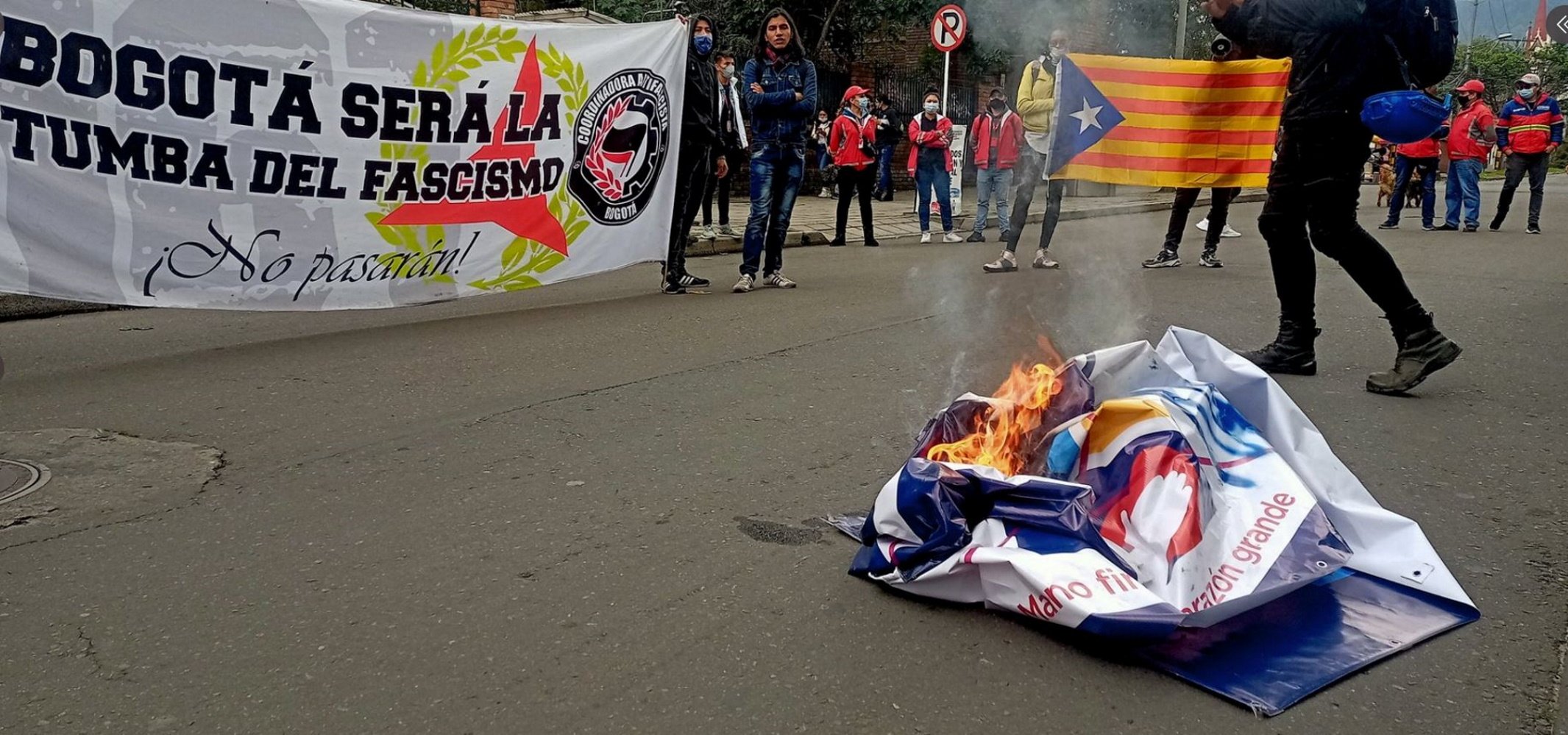 La estelada catalana, protagonista en Colombia en una manifestación contra Vox