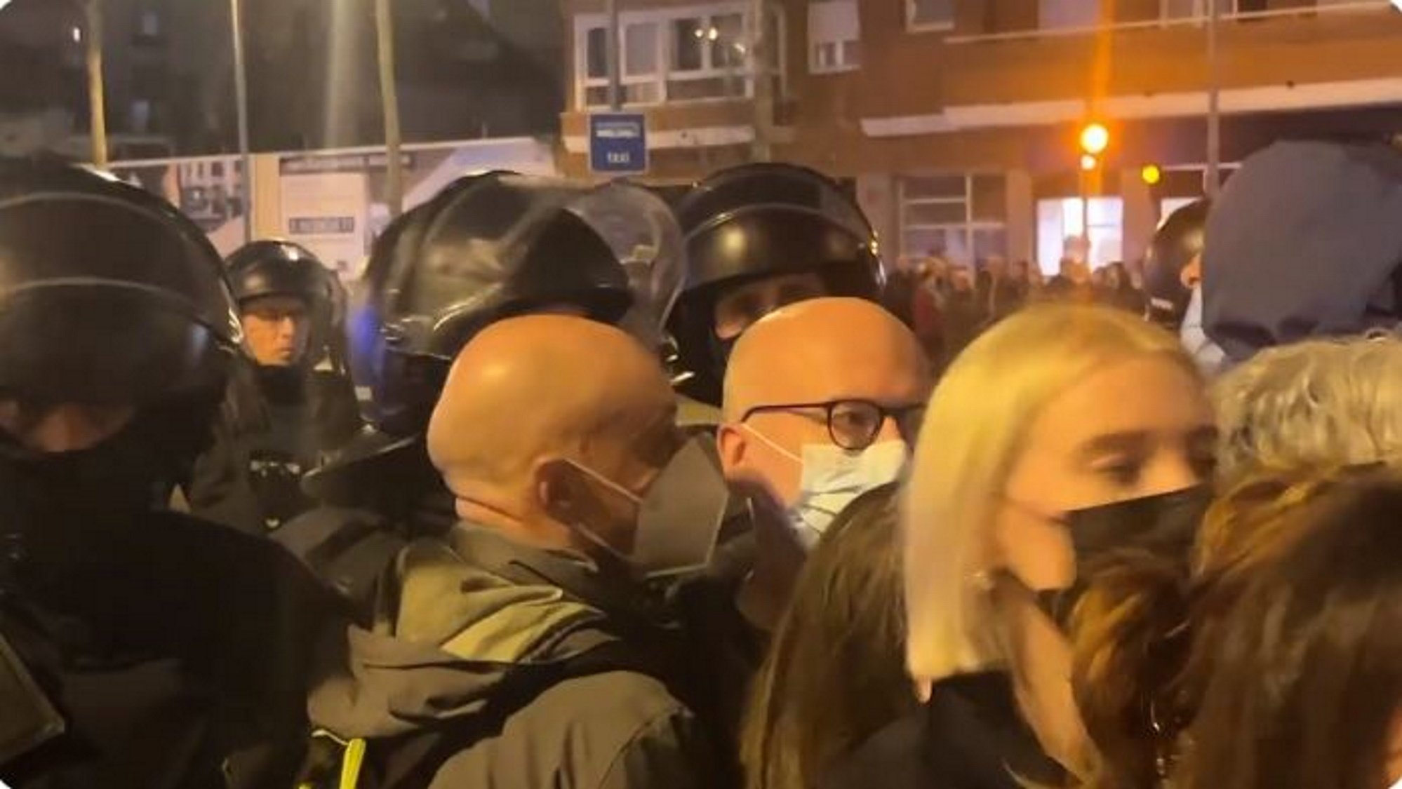 Desalojan a empujones a los manifestantes del corte de la Meridiana