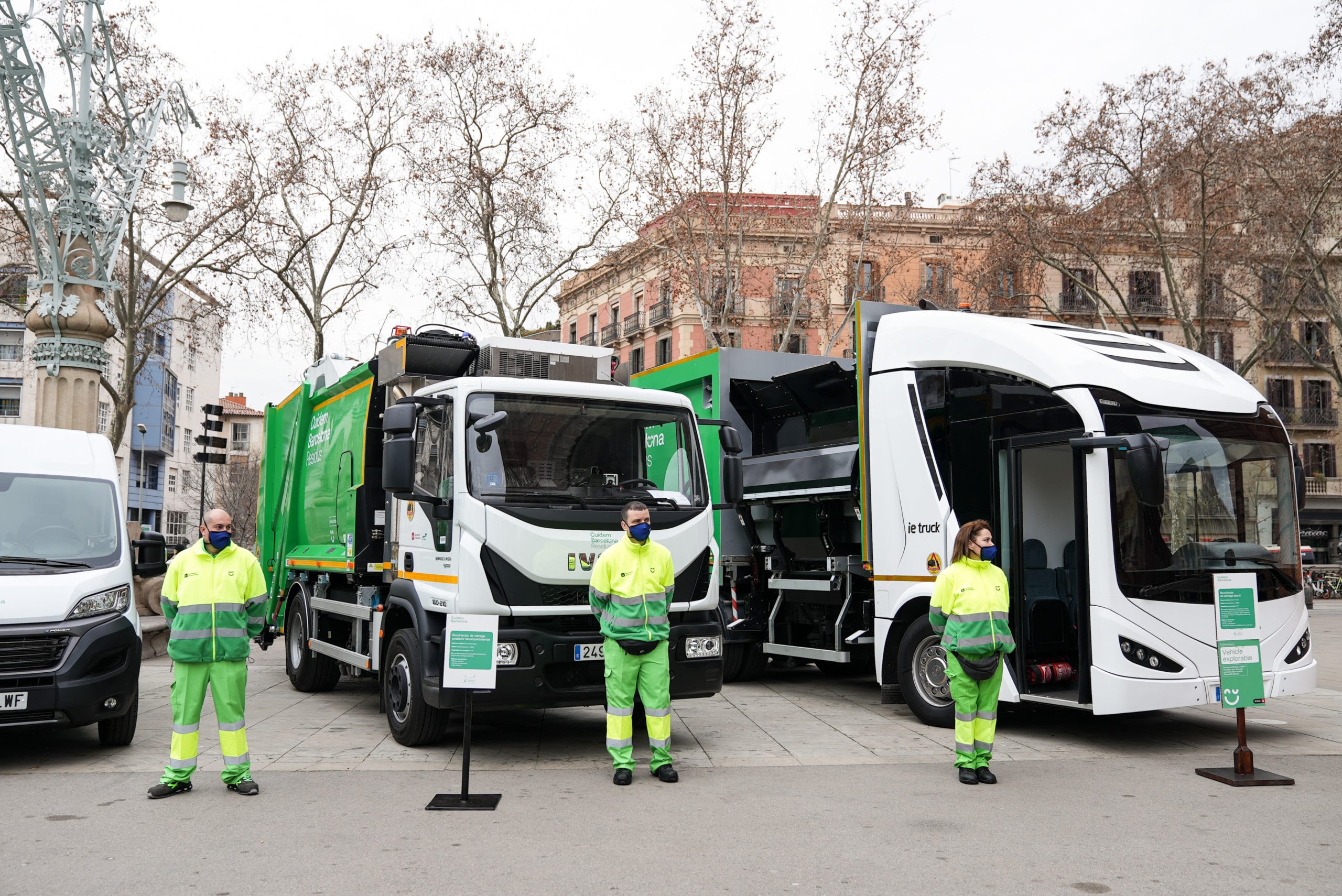 Colau munta una ‘expo’ exprés per mostrar els nous vehicles de neteja