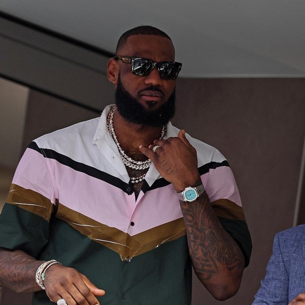 Lebron James amb el seu Patek Philippe Nautilus 5711 edició especial amb esfera blava