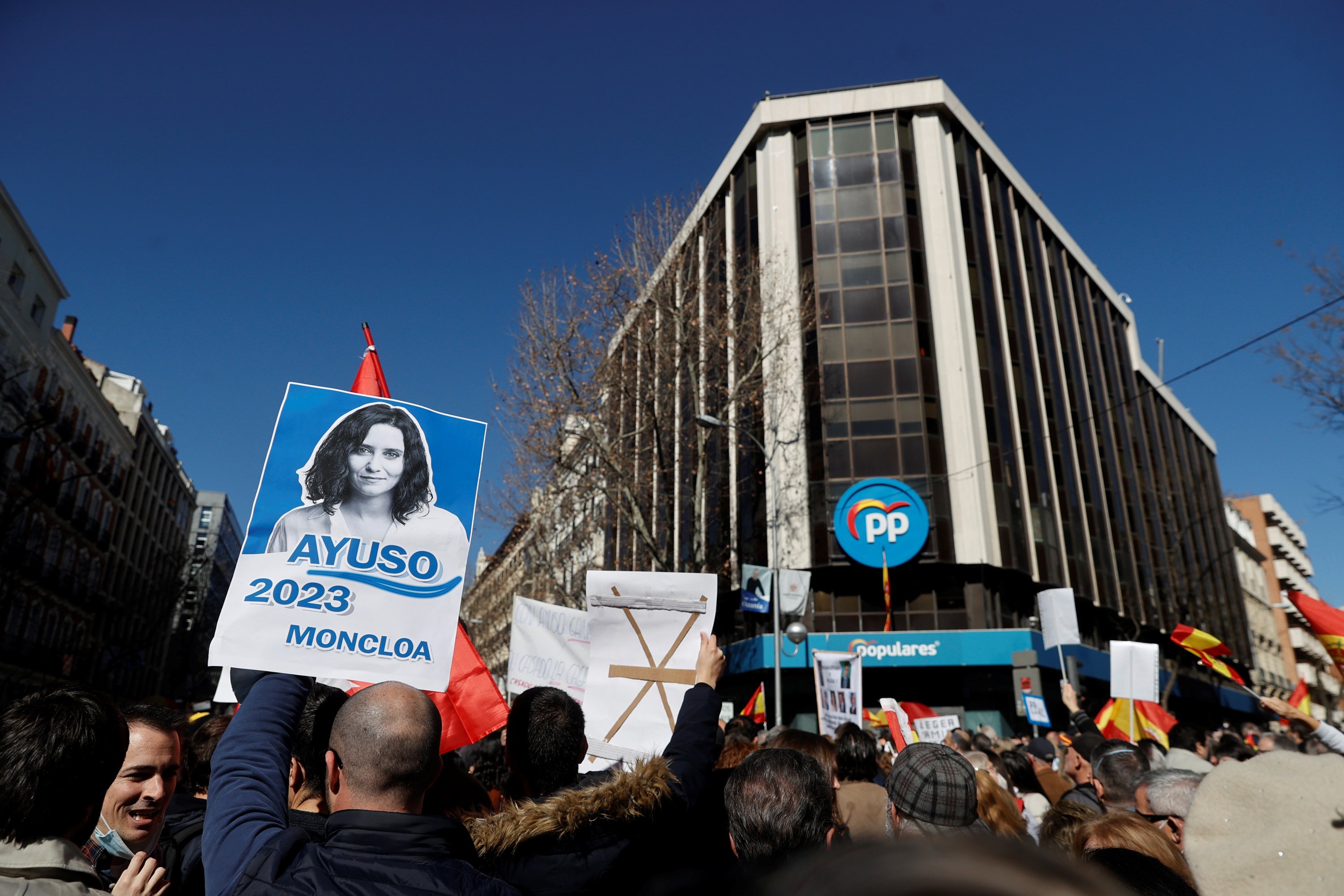 Manifestació a Génova per exigir la dimissió de Casado: “Ayuso a La Moncloa”