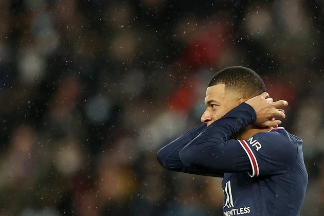 Kylian Mbappe seriós mans cap PSG EFE