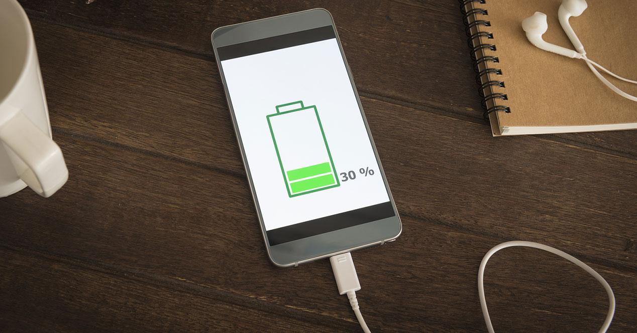 Hay un truco para cargar el smartphone por la noche sin que la batería