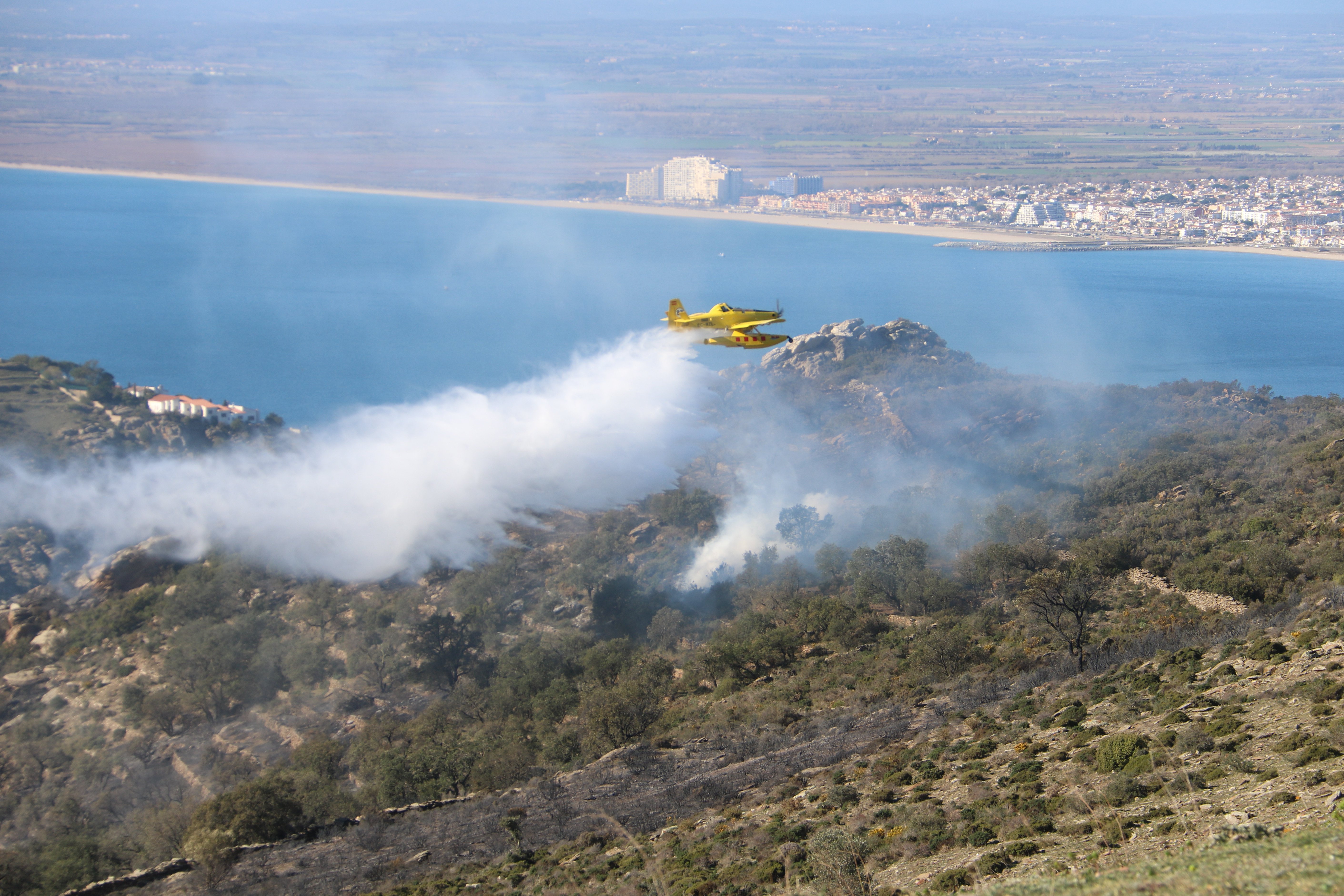 Estabilitzat l'incendi de Roses: una crema agrícola mal apagada calcina 400 hectàrees