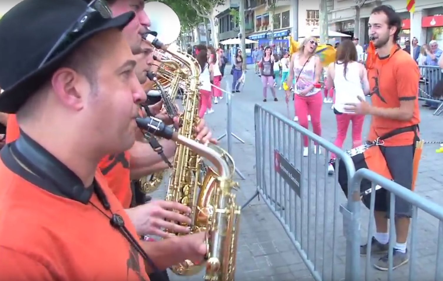 'Cors muts': La Pasqua Granada se celebra al Raval i la Barceloneta