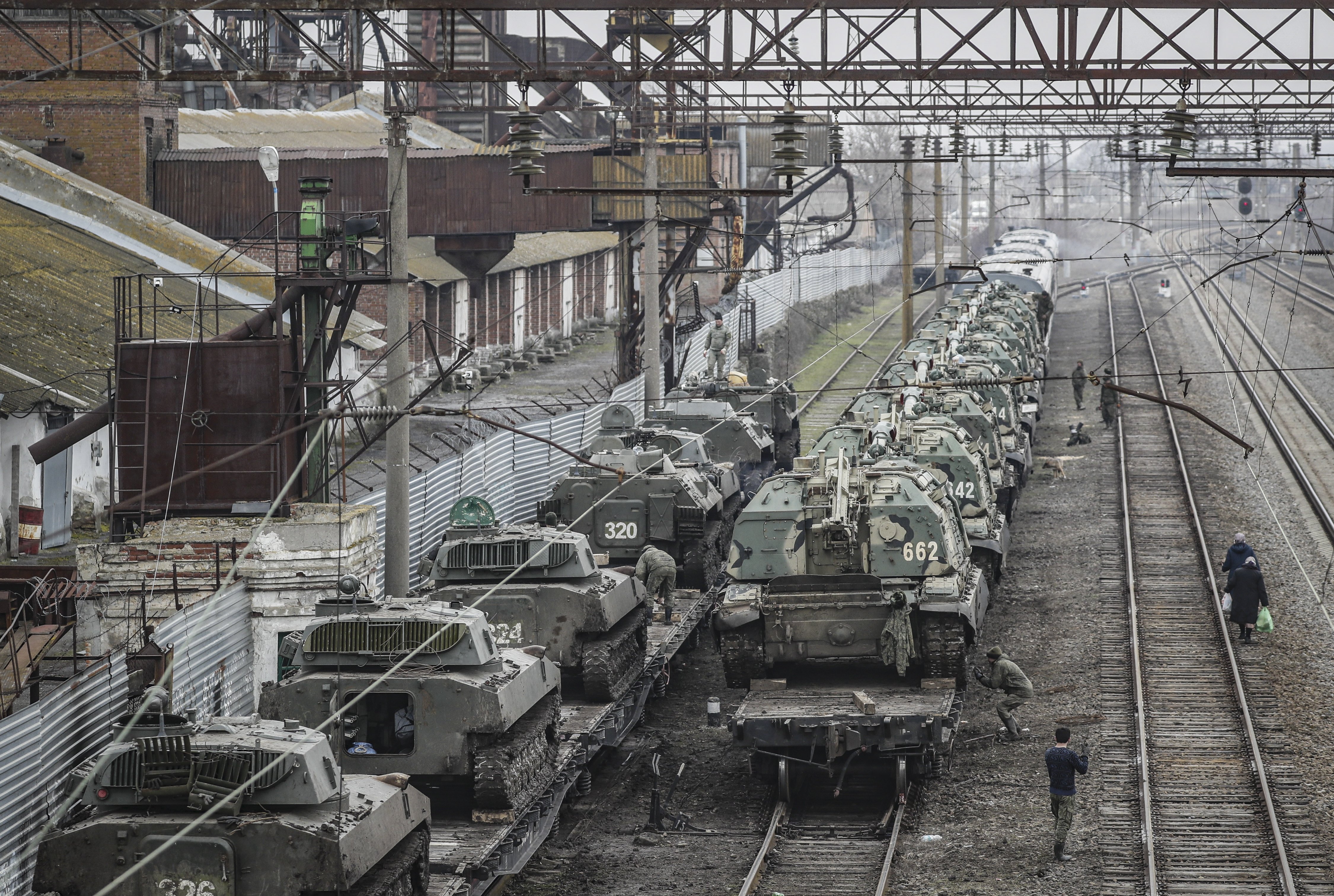 Ucrania declara el estado de emergencia y permite llevar armas a los civiles