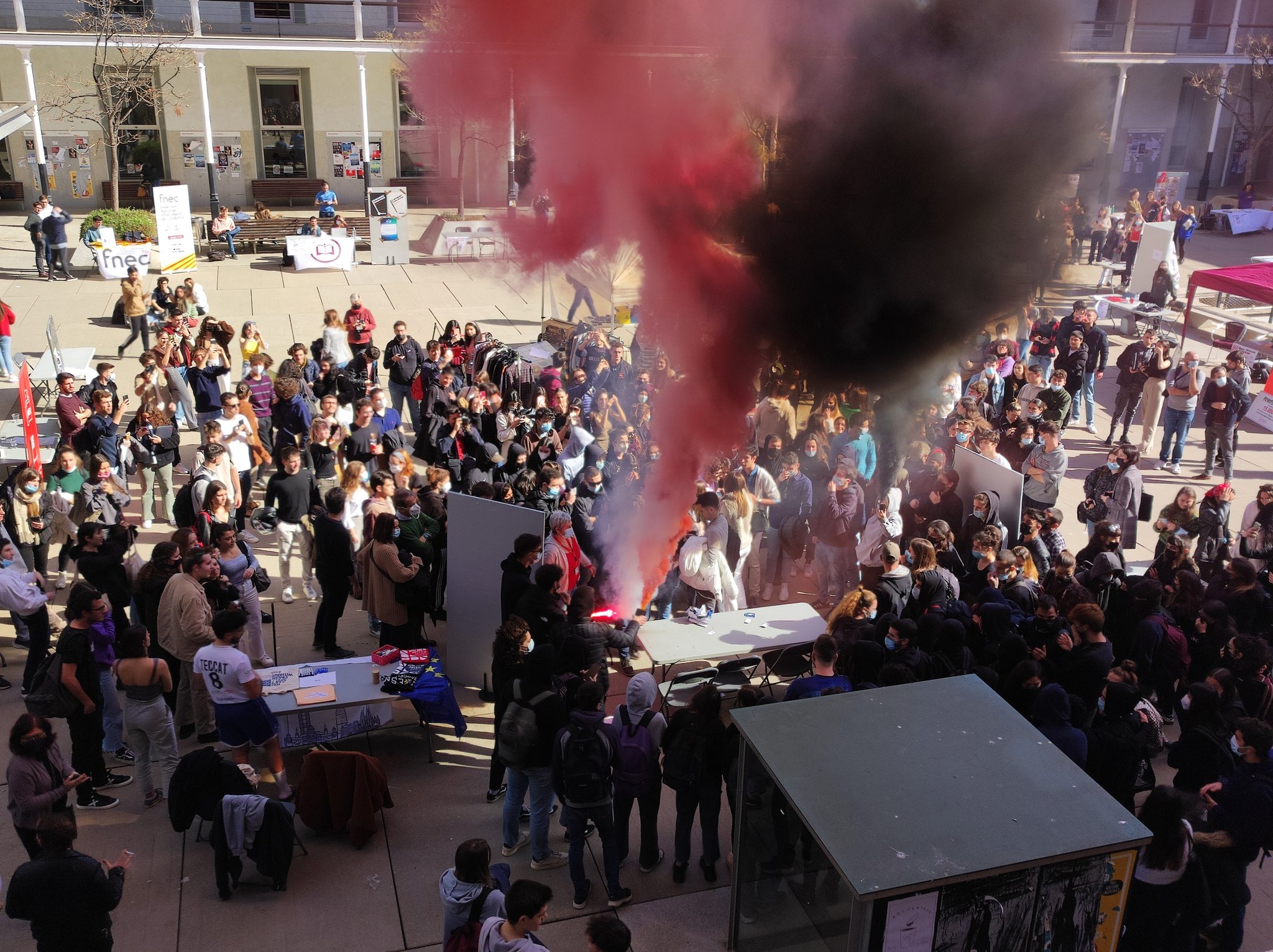 Un centenar de estudiantes boicotea un puesto de 'S'ha Acabat' en la UPF