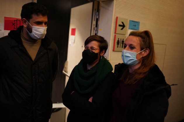 Ruben Wagensberg, Jenn Diaz y Mireia Vehí en el acto de apoyo a Eulàlia Reguant - Joan Mateu Parra