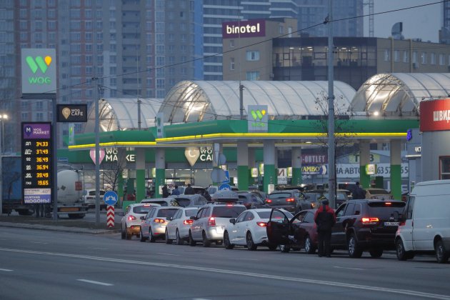 Largas colas gasolinera Ucrania, Rusia entra en el país - Efe - Sergey Dolzhenko