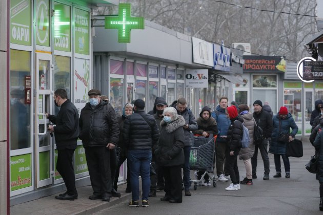 Largas cola farmacias ataque Rusia Ucrania - Efe - Sergey Dolzhenko